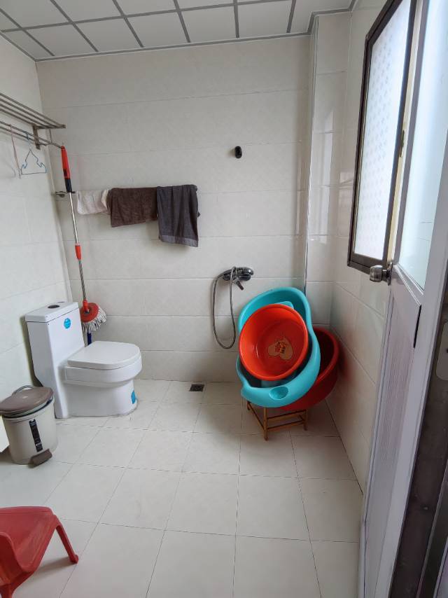 石油公司。131平，带一楼车库出售。证件满二