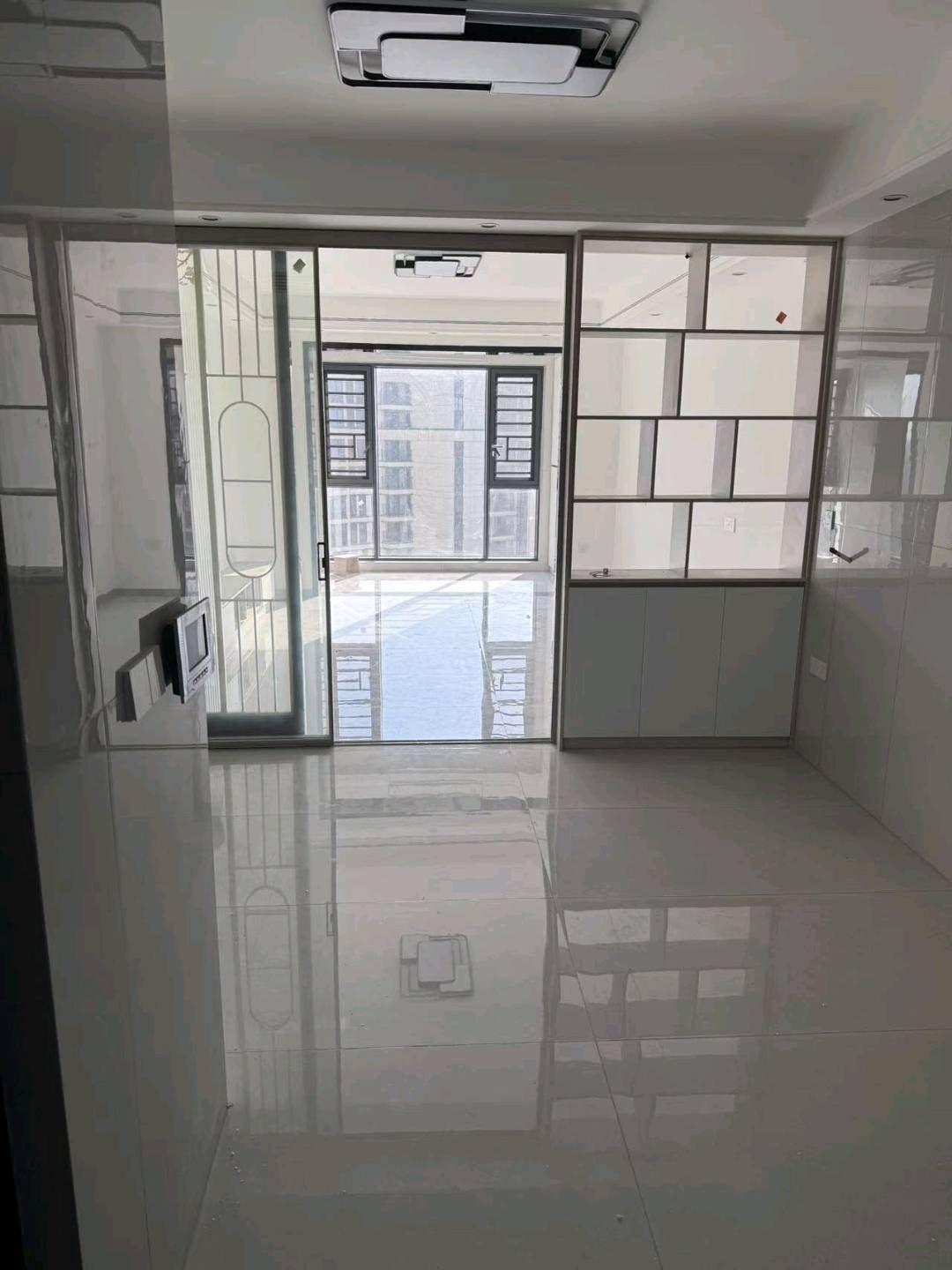 憬泓佳苑·装修自住房·初次出租1600/月·东西可配