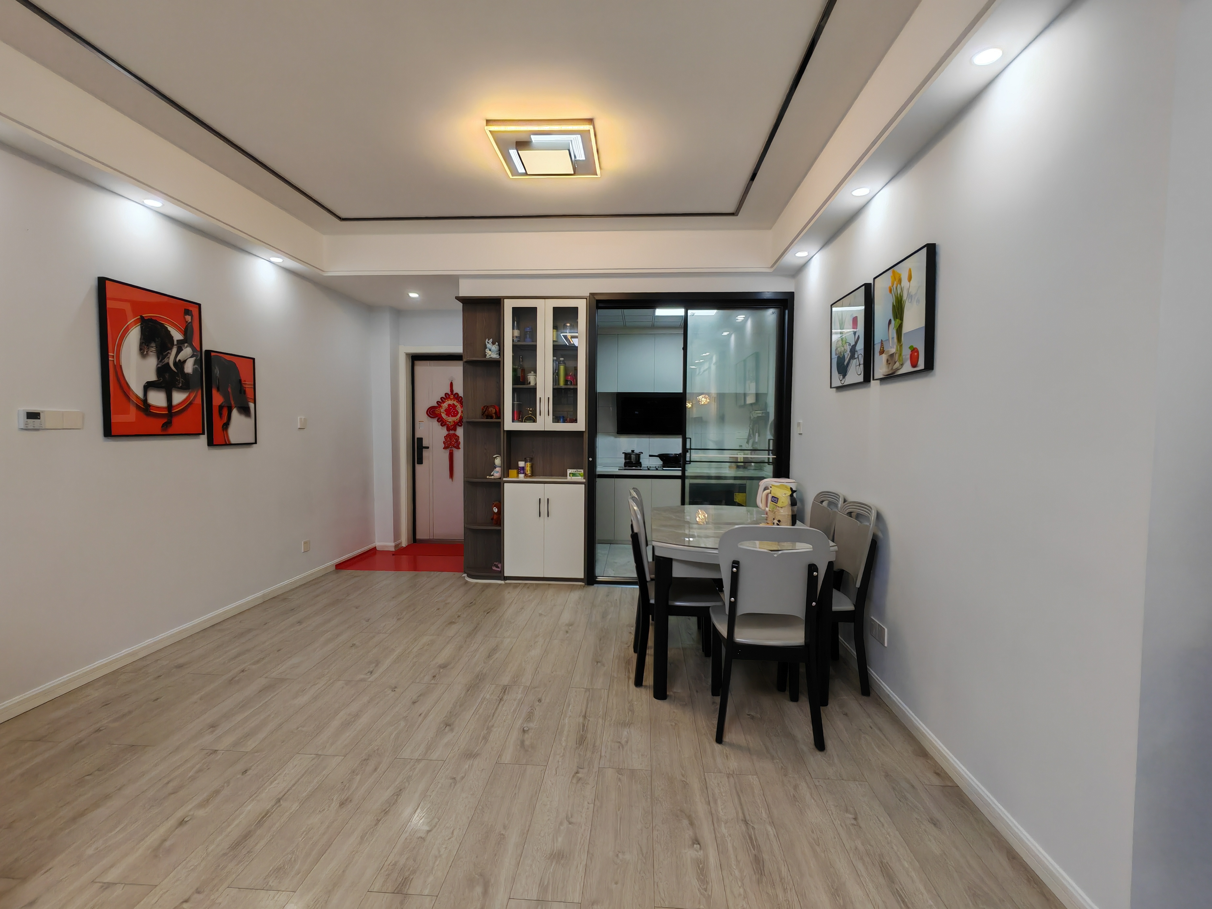 高铁站附近高铁明珠三室两厅两卫，坐北朝南户型，可做婚房，看房电话18307150819