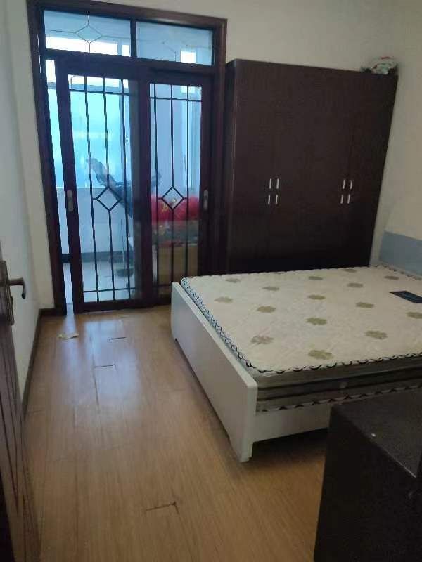 人民医院对面·四楼·一套三室两厅·房屋出租1300/月