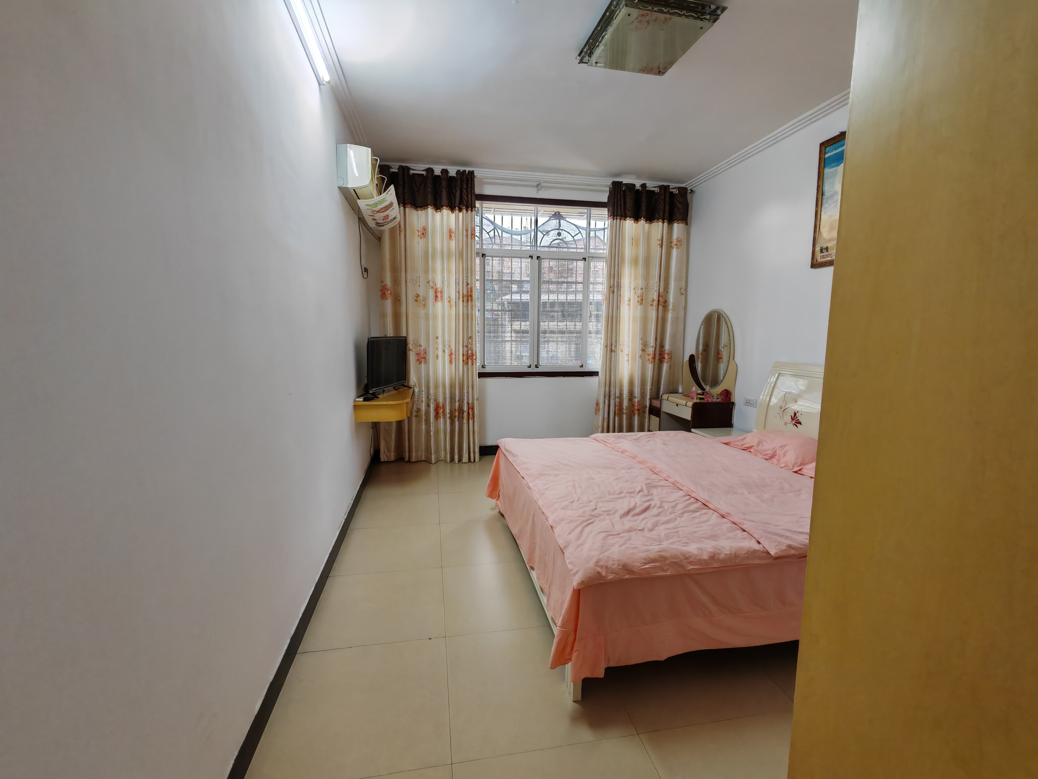 妇幼医院旁圆梦小区，2楼，129平，三房，带三轮车车库，25.8万，看房电话18307150819