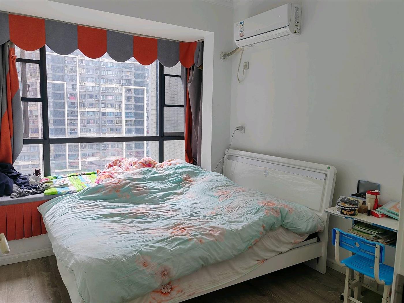 雍景新城三室两厅两卫，124.89平，证齐全，可按揭，中间好楼层，有钥匙看房，看房电话18307150819