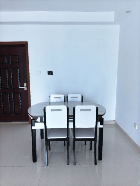 秀兰御府·精装修三室两厅·出租1600/月在新一中旁边