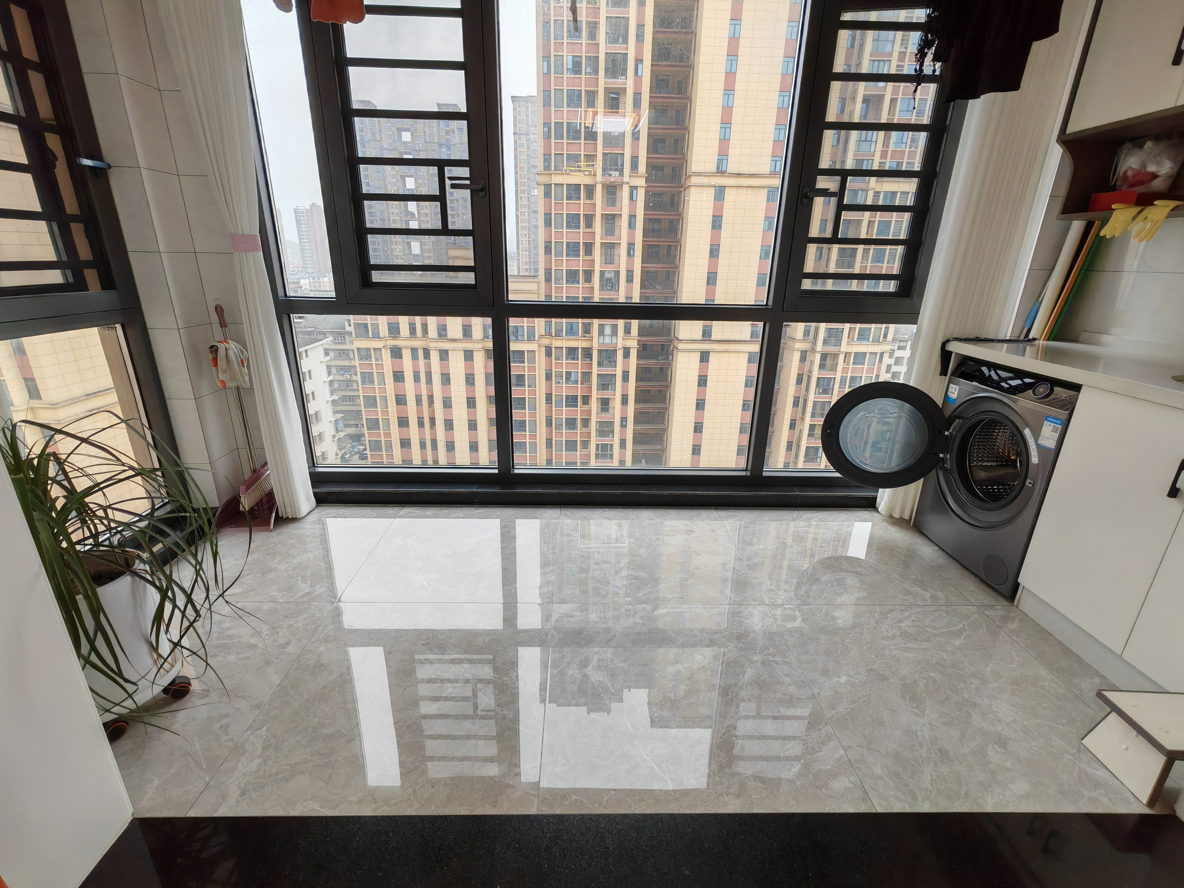 高铁站附近高铁明珠三室两厅两卫，坐北朝南户型，可做婚房，看房电话18307150819