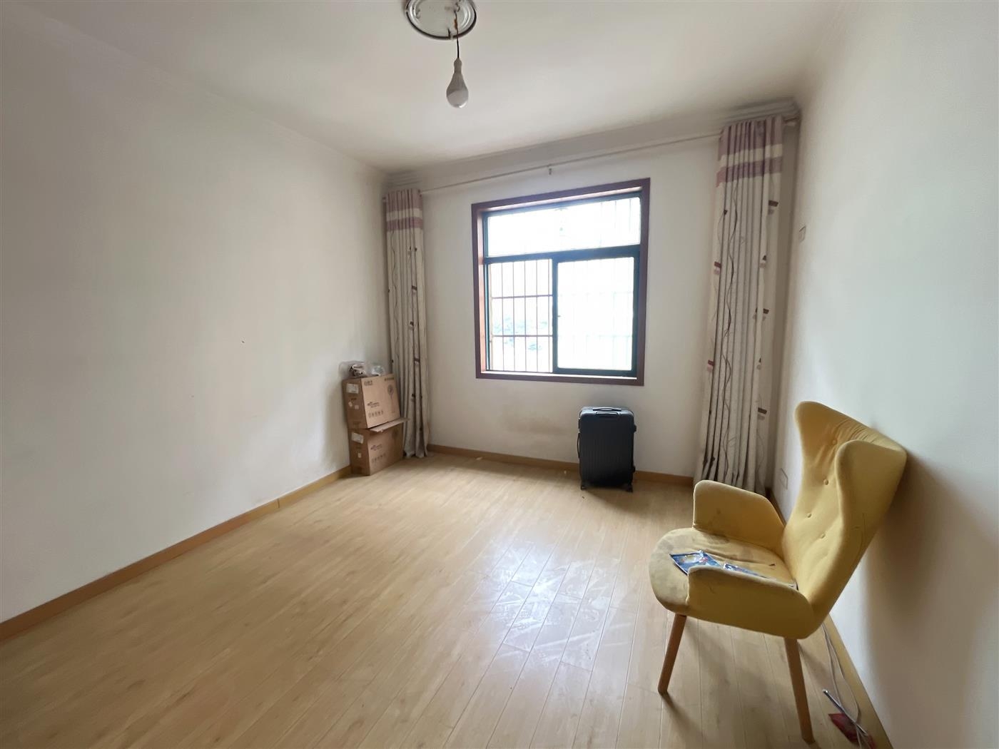 二中斜对面金江锦绣园楼梯房，2楼，三室两厅两卫，134.64平，可以过户，业主急售，看房电话18307150819