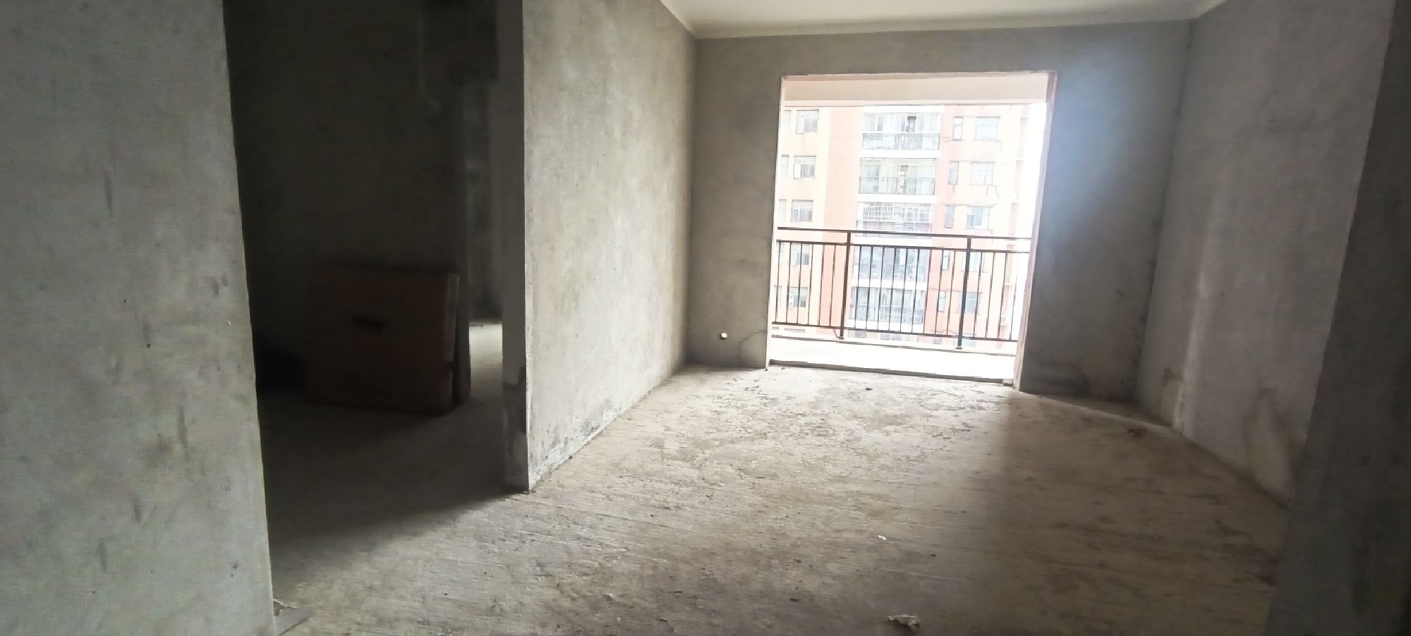 众城国际二期·毛坯房95平方·三房两厅·急售：29万不议价