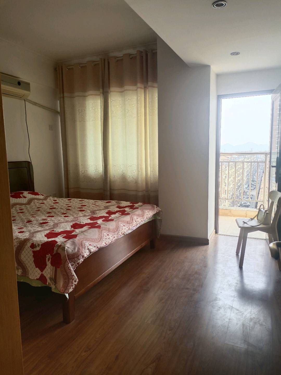 世纪大厦·三室两厅·118平方·电梯房中层·证件齐全·装修好的单价2300一平方