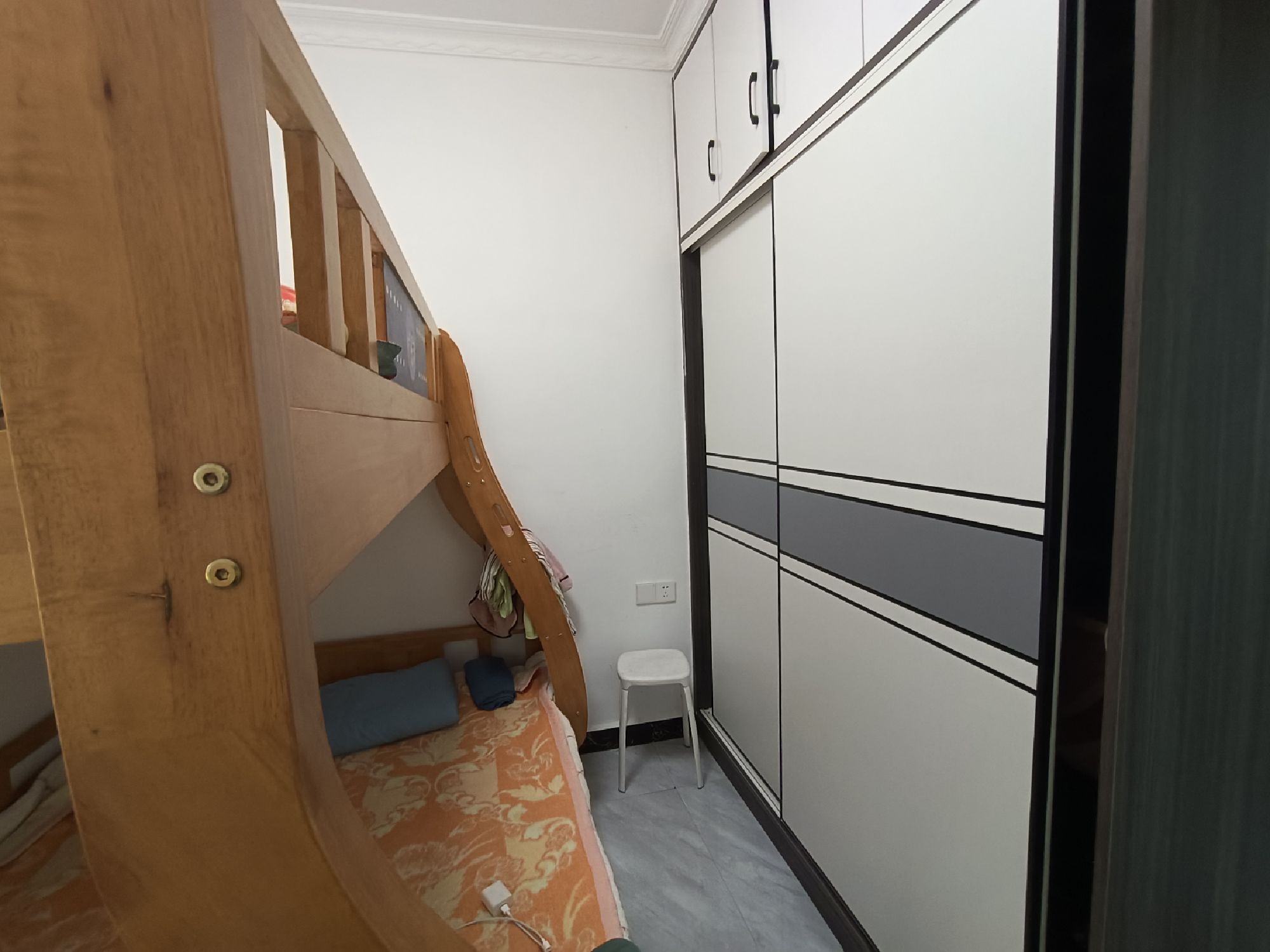 新岭地·好房出租·精装修·干净整洁三居室·出租1500/月