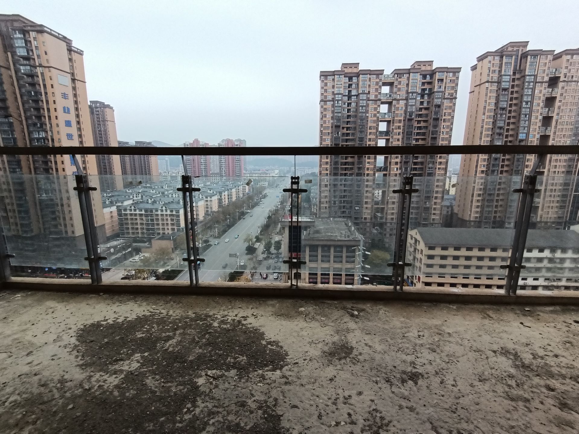 高铁片区上下2层160平复试电梯房毛坯，中间楼层49.5万，朝南的落地大阳台