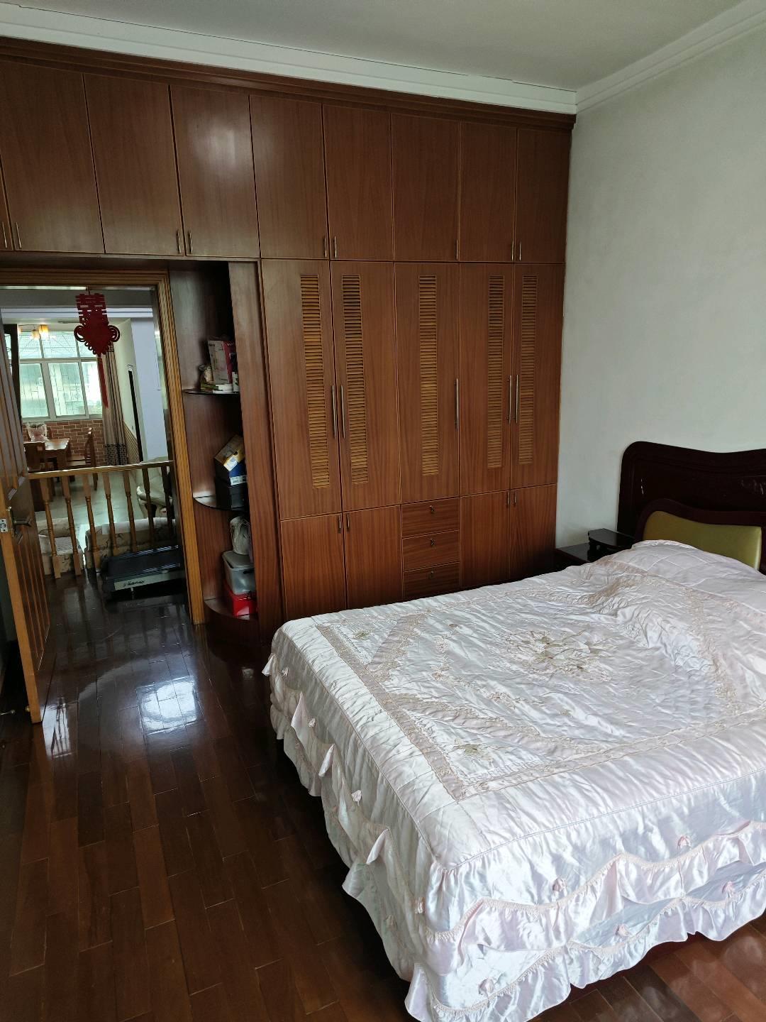 国贸附近种子公司楼梯房，三室两厅一卫，109平，19.8万，看房电话18307150819