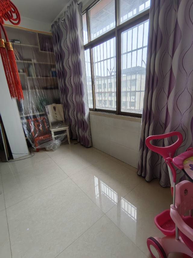 石油公司。131平，带一楼车库出售。证件满二