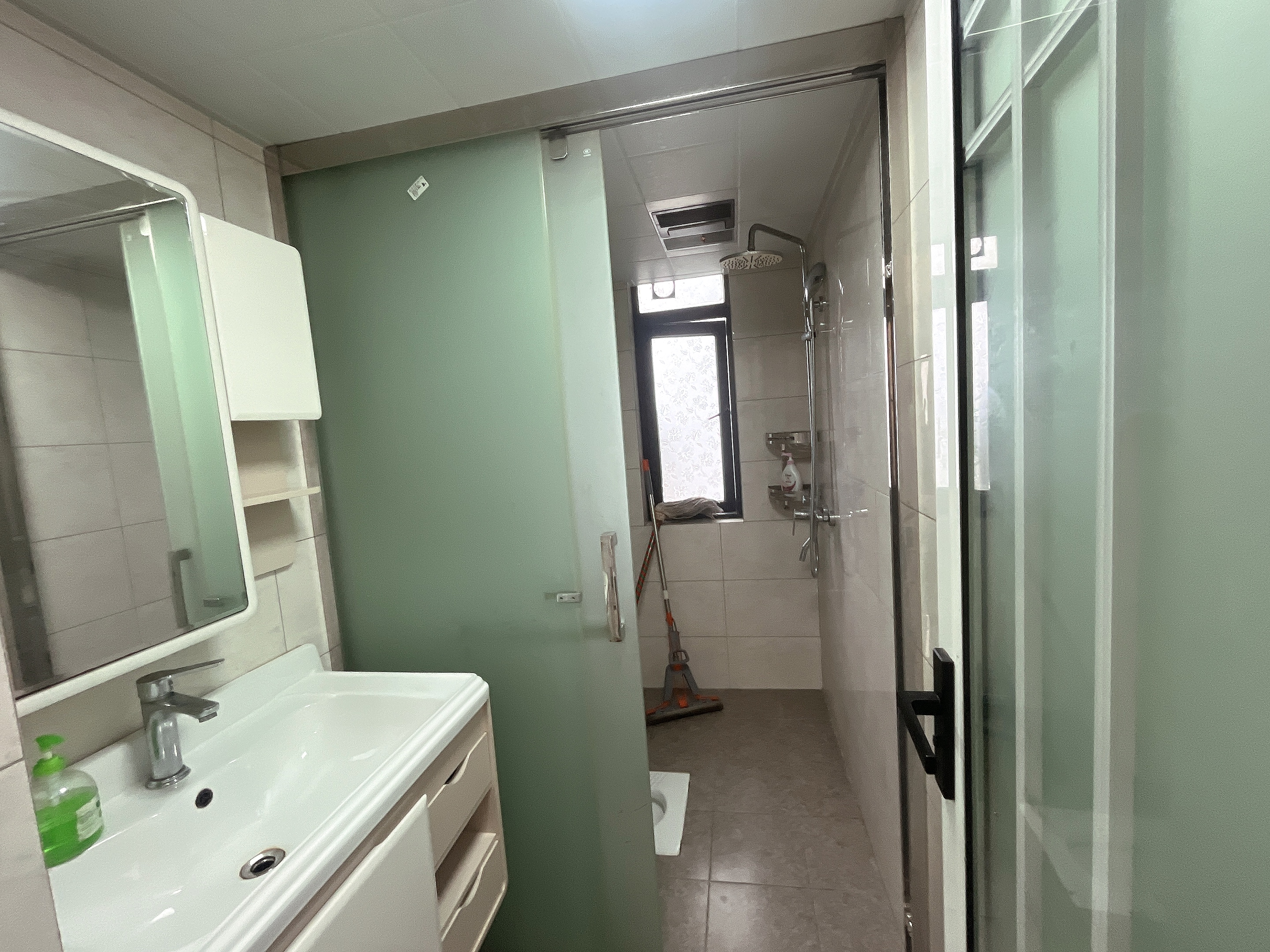 雍景新城三室两厅两卫，南边通透，精装修，1800一个月，看房电话18307150819