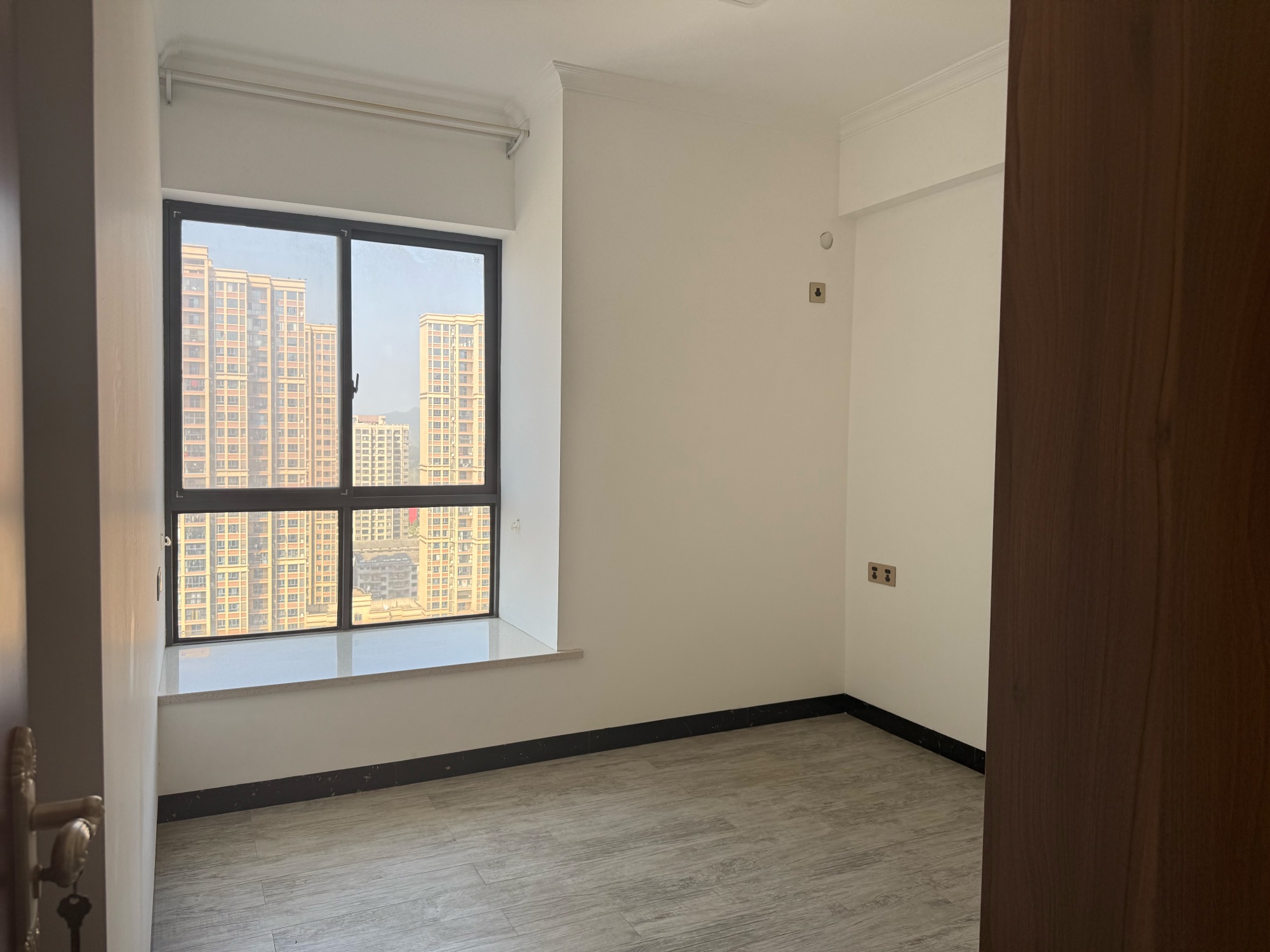 丰业盛世·四室两厅·精装修·好地段·出租2200/月