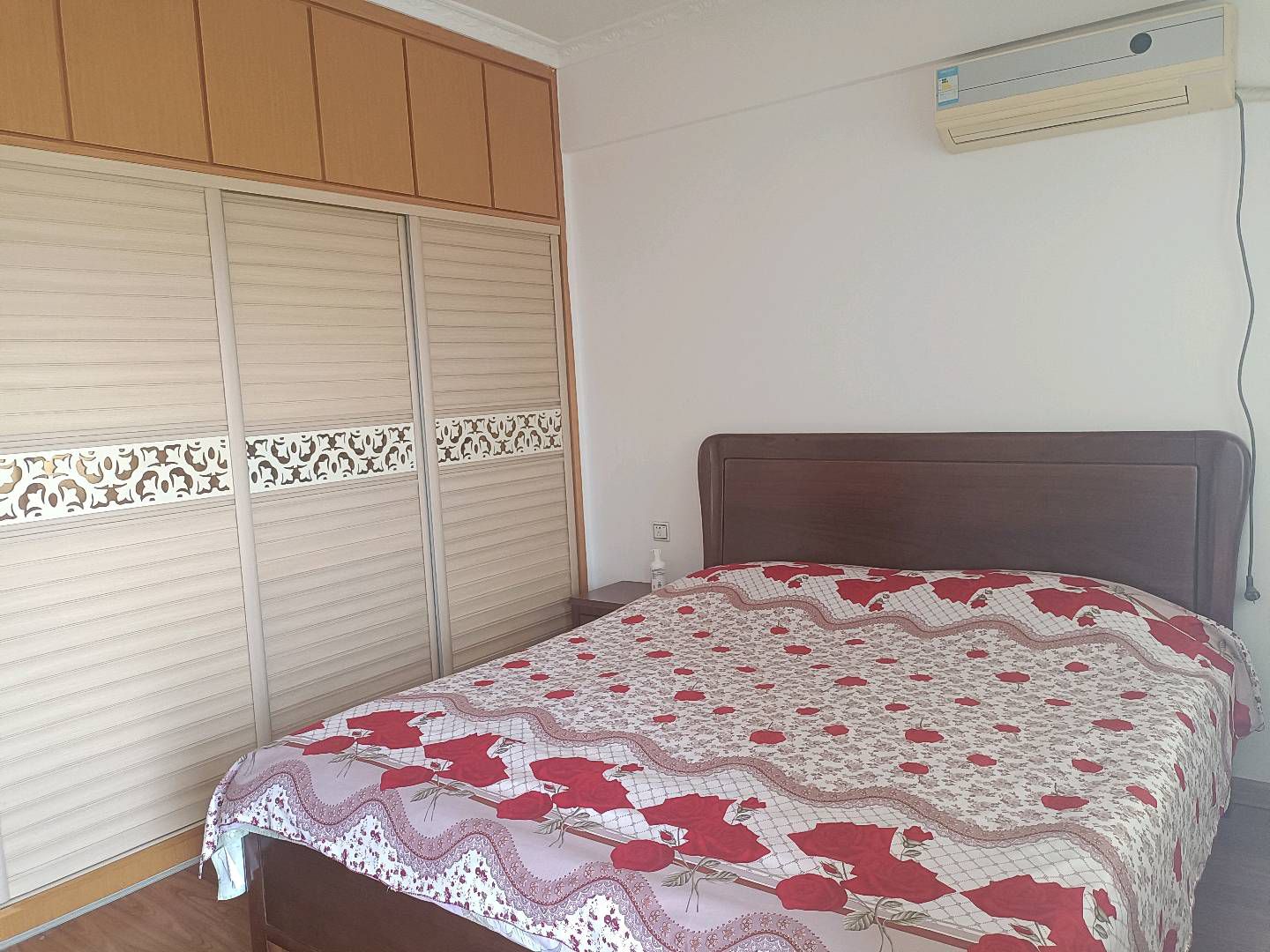 世纪大厦·三室两厅·118平方·电梯房中层·证件齐全·装修好的单价2300一平方