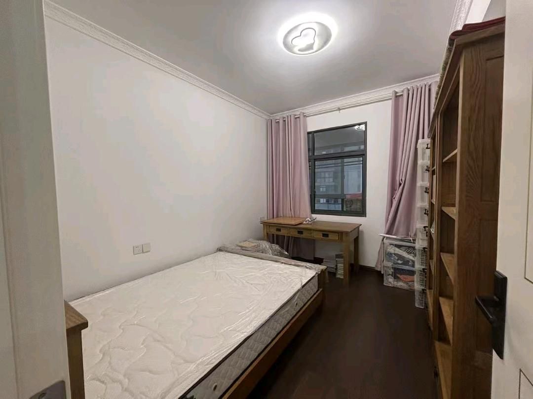 赤壁外滩·稀有精装四居室·一中一小书包房·证齐68万