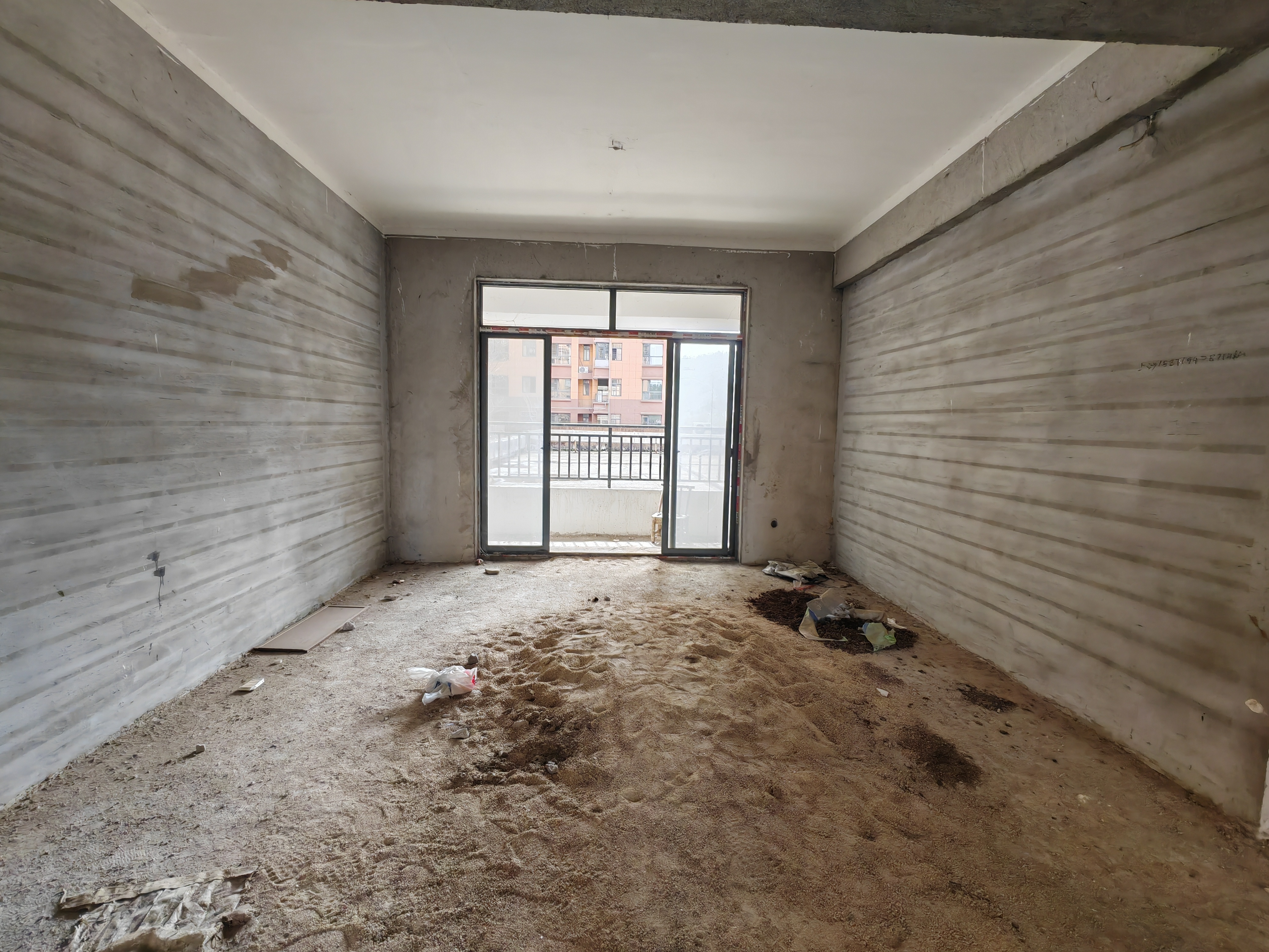 鹏成新都会带两个超大平台，四室两厅两卫，49万，急售，证件齐全，看房电话18307150819