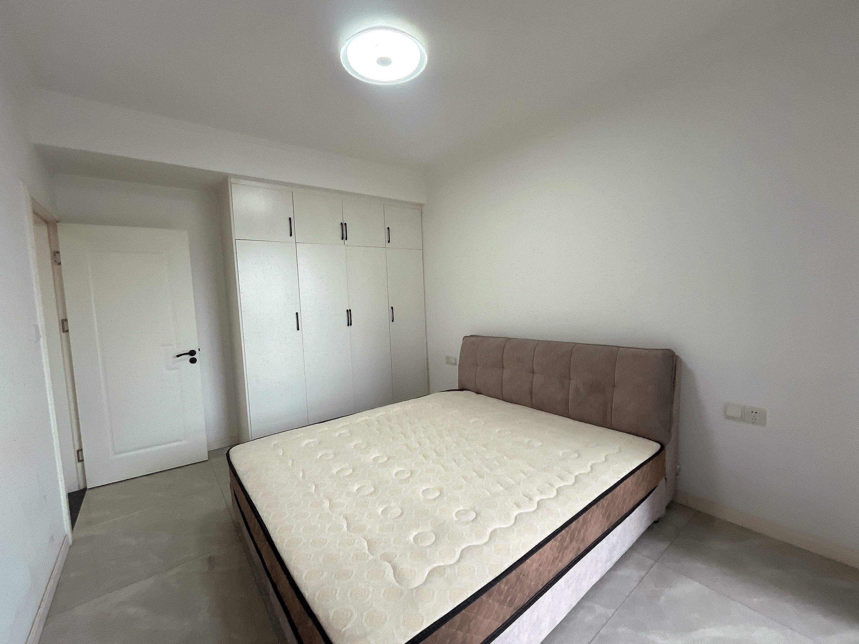 雍景新城三室两厅两卫，南边通透，精装修，1800一个月，看房电话18307150819