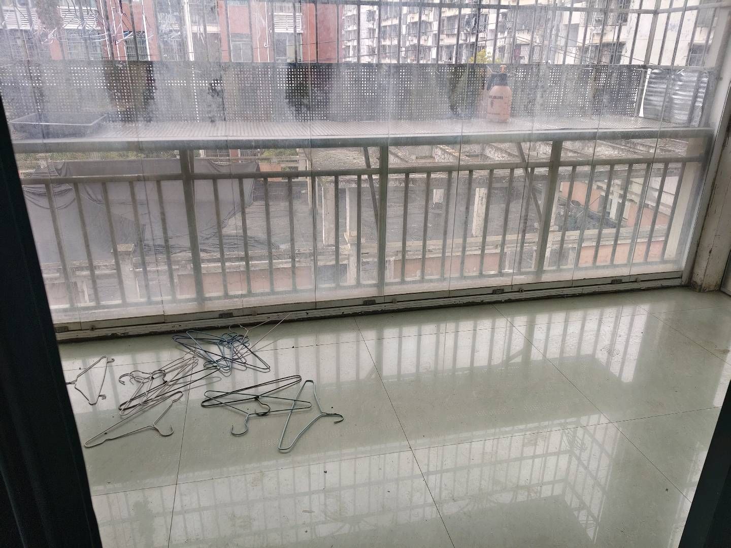 怡景花园·四楼精装修·三室两厅·生活交通方便区·出租1200/月