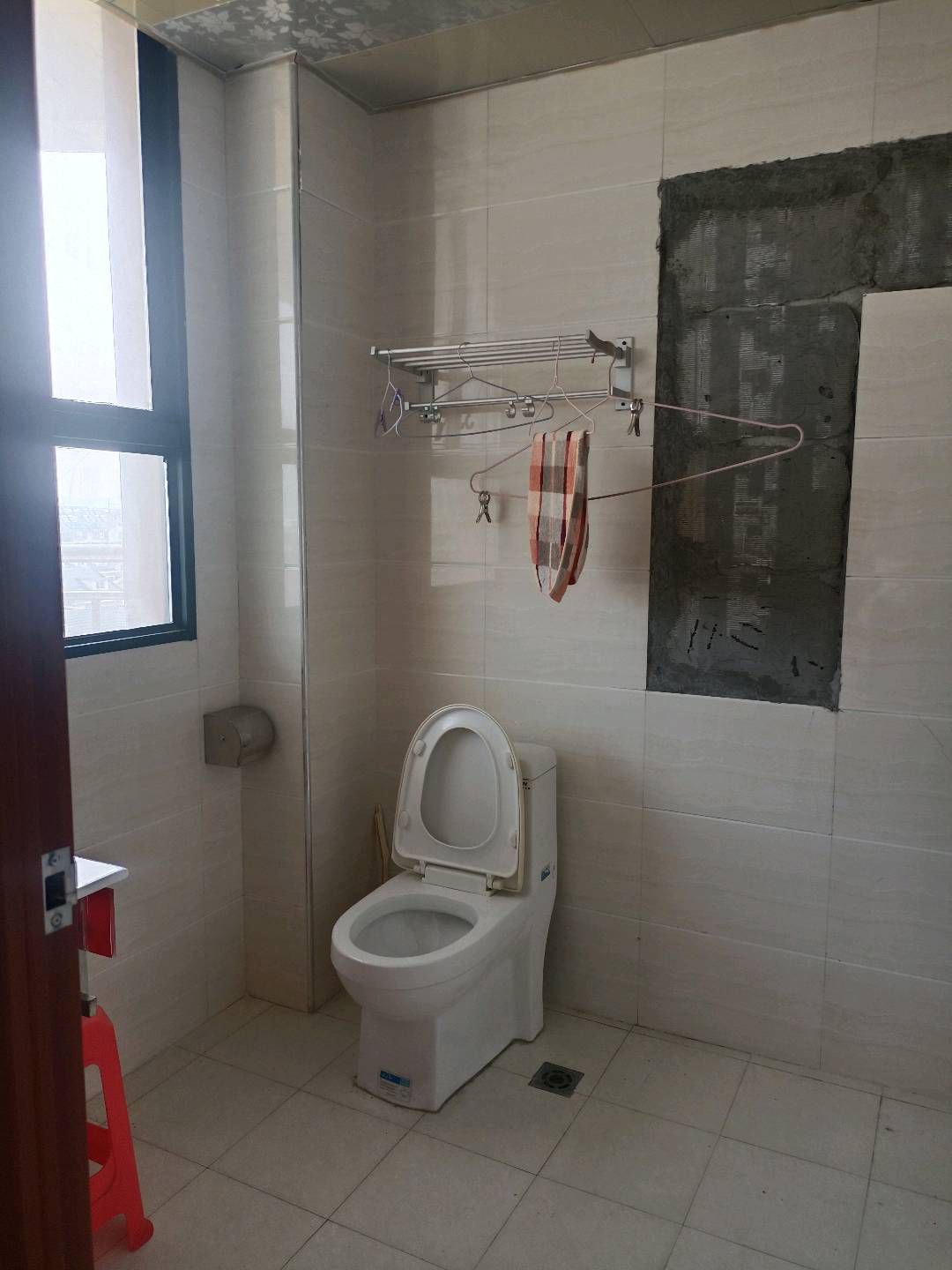 世纪大厦·三室两厅·118平方·电梯房中层·证件齐全·装修好的单价2300一平方