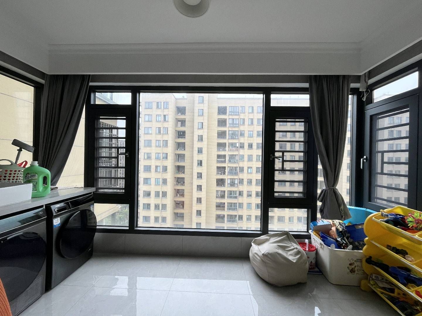 金鸡山·凤凰城·电梯房·地段好·全新装修·145平方报价65万