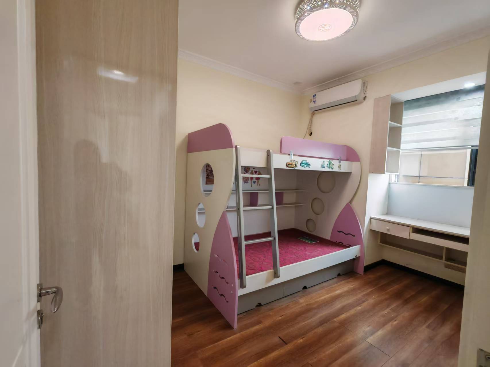 领秀城大三室两厅，138平，55万，五小五中，有证，看房电话18307150819