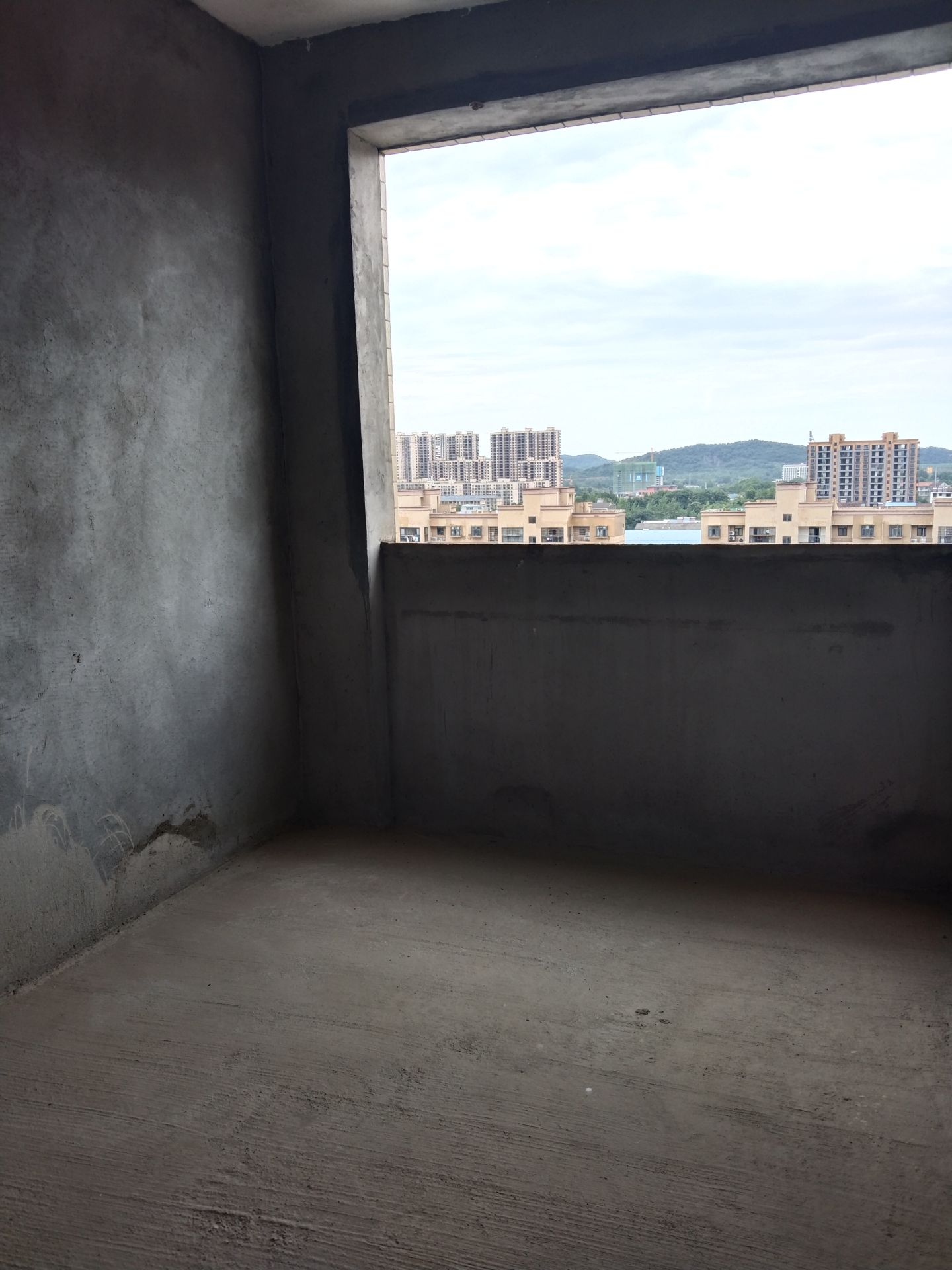 立嘉城豪园·三室两厅两卫·电梯房·户型朝南·房东诚意出售一口价35万