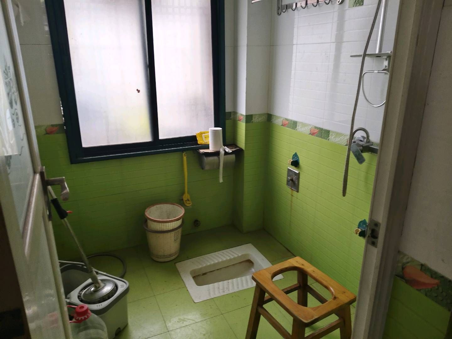 怡景花园·四楼精装修·三室两厅·生活交通方便区·出租1200/月