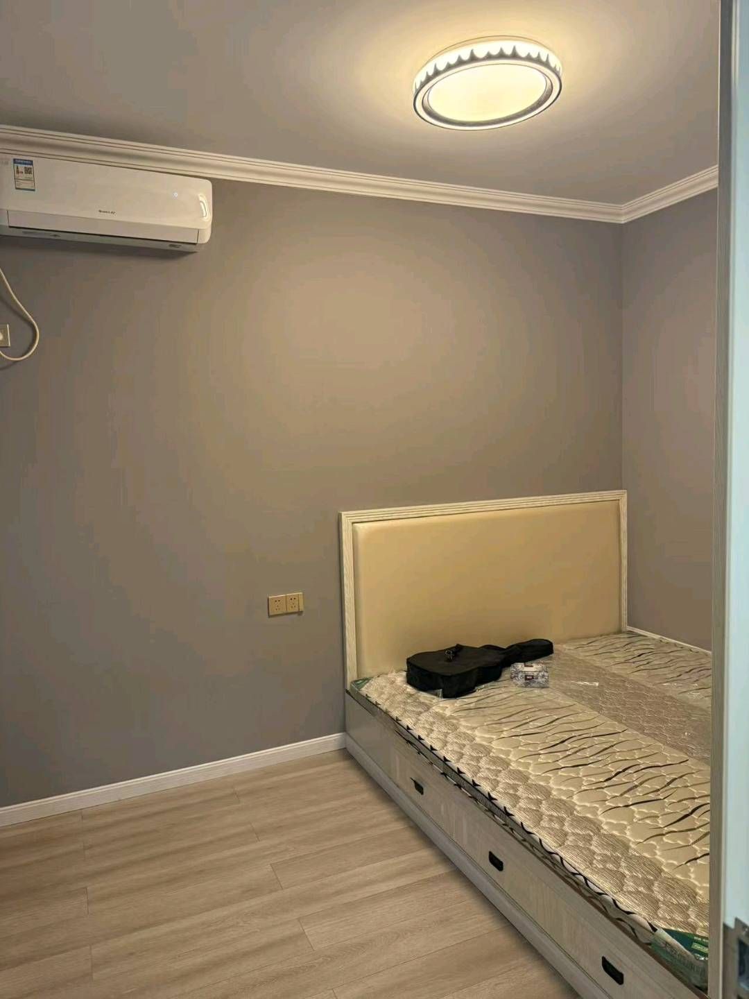 万泰小区·两室两厅·次新小区·户型方正·拎包入住/1400月