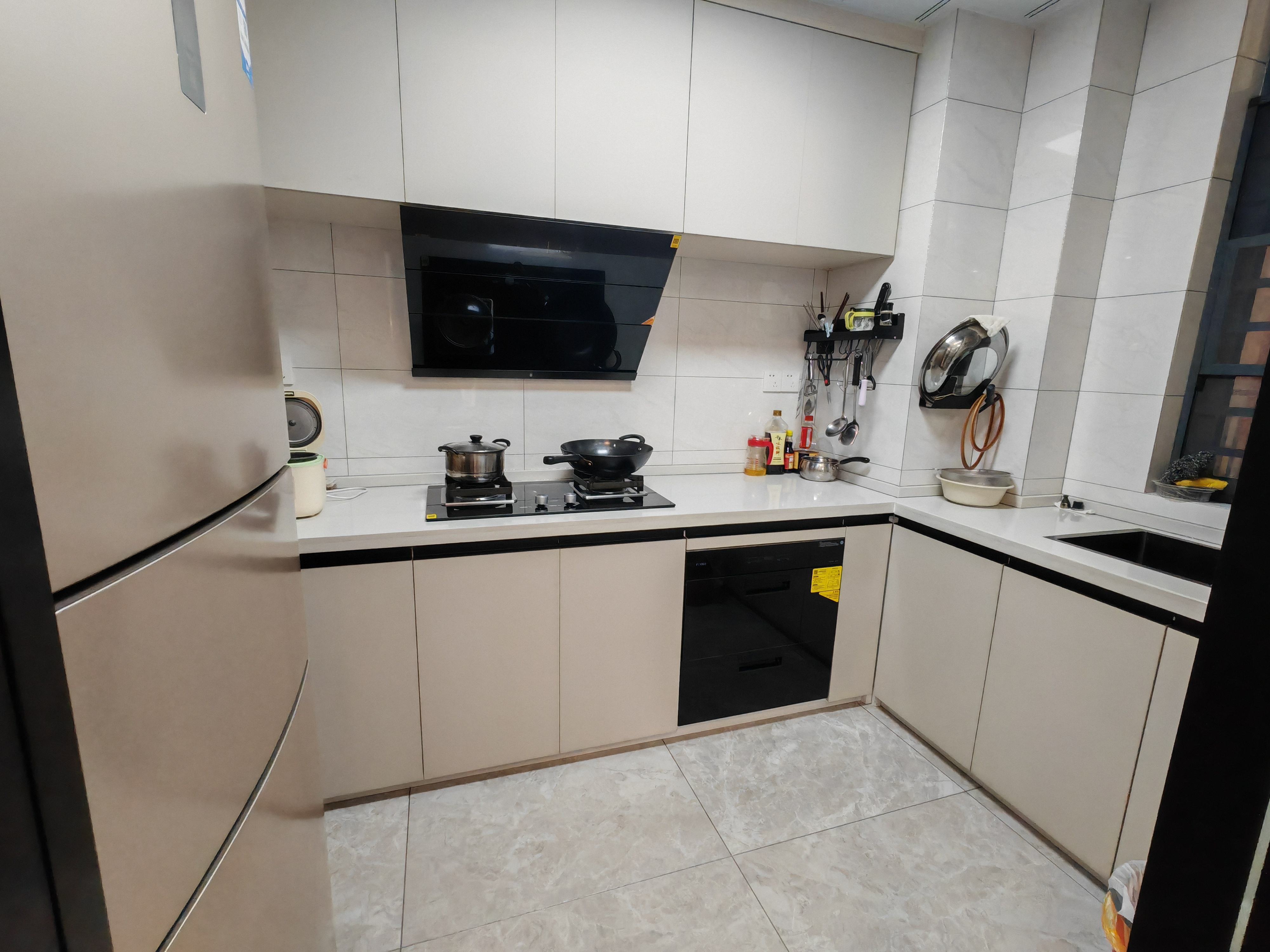 高铁站附近高铁明珠三室两厅两卫，坐北朝南户型，可做婚房，看房电话18307150819