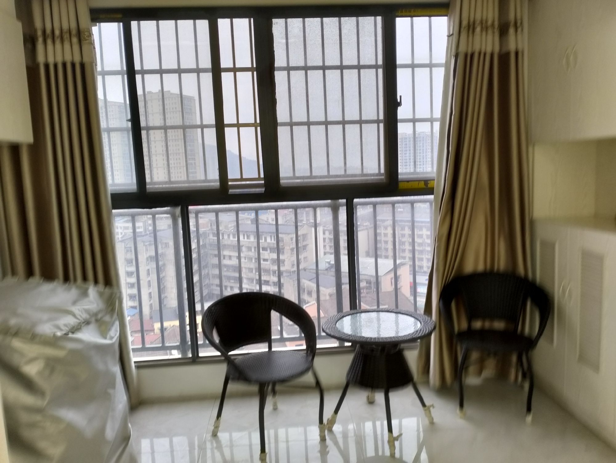 万象新城两室两厅·精装修出租1300/月