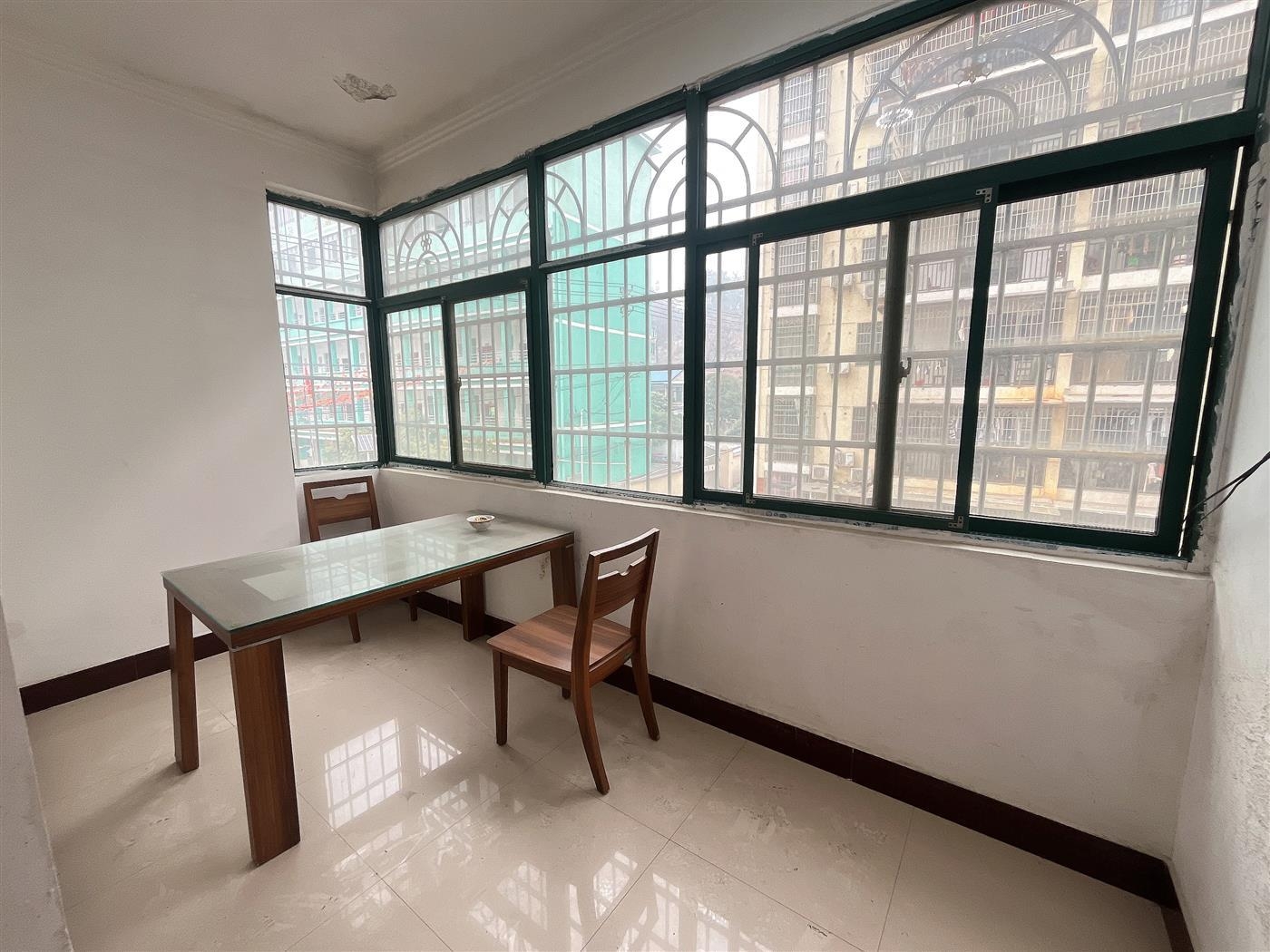 二中斜对面金江锦绣园楼梯房，2楼，三室两厅两卫，134.64平，可以过户，业主急售，看房电话18307150819