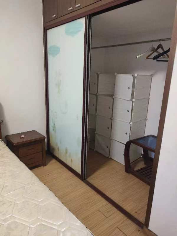 人民医院对面·四楼·一套三室两厅·房屋出租1300/月