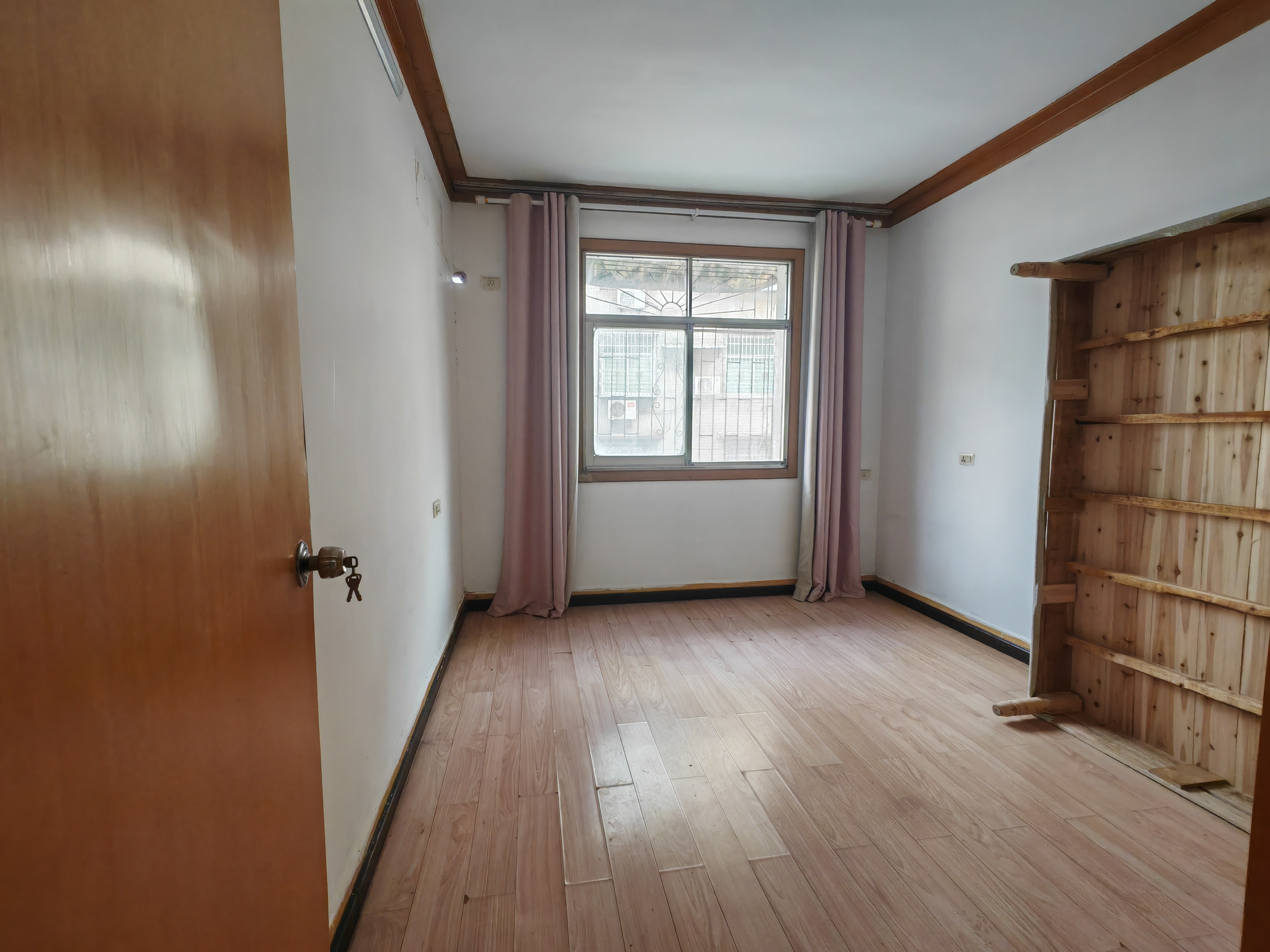 国贸附近针织小区大两房，17万，不动产在手，采光好，商圈便利,看房电话18307150819