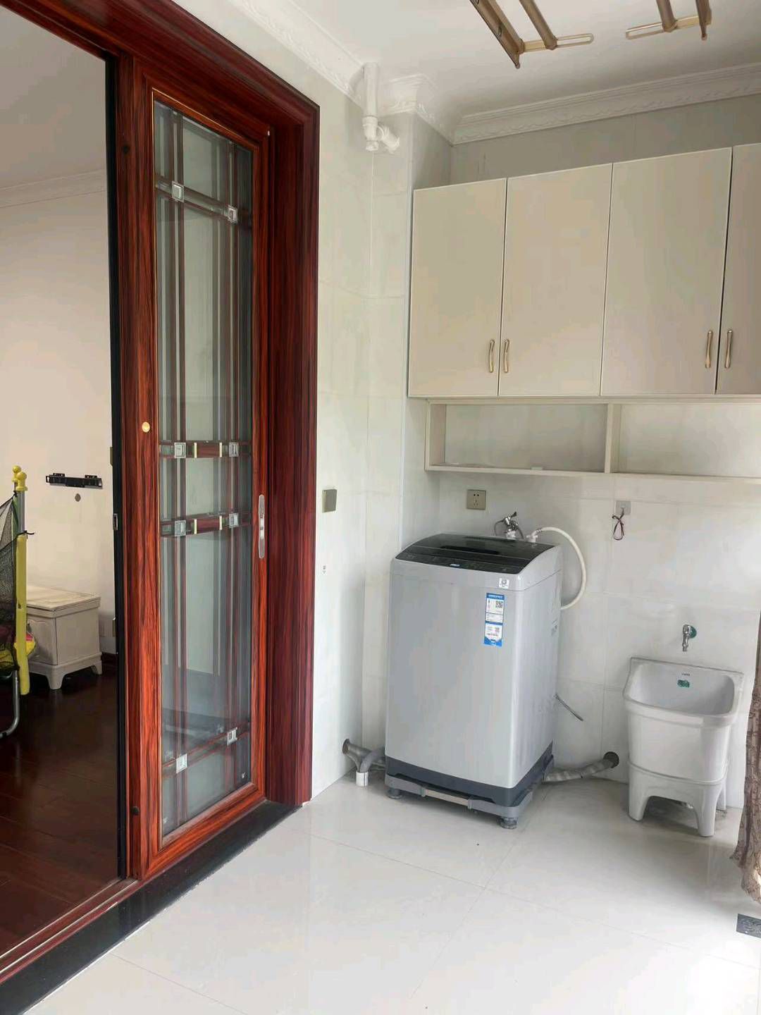 沁园小区·电梯中层·三室两厅·温馨整洁·租1800/月