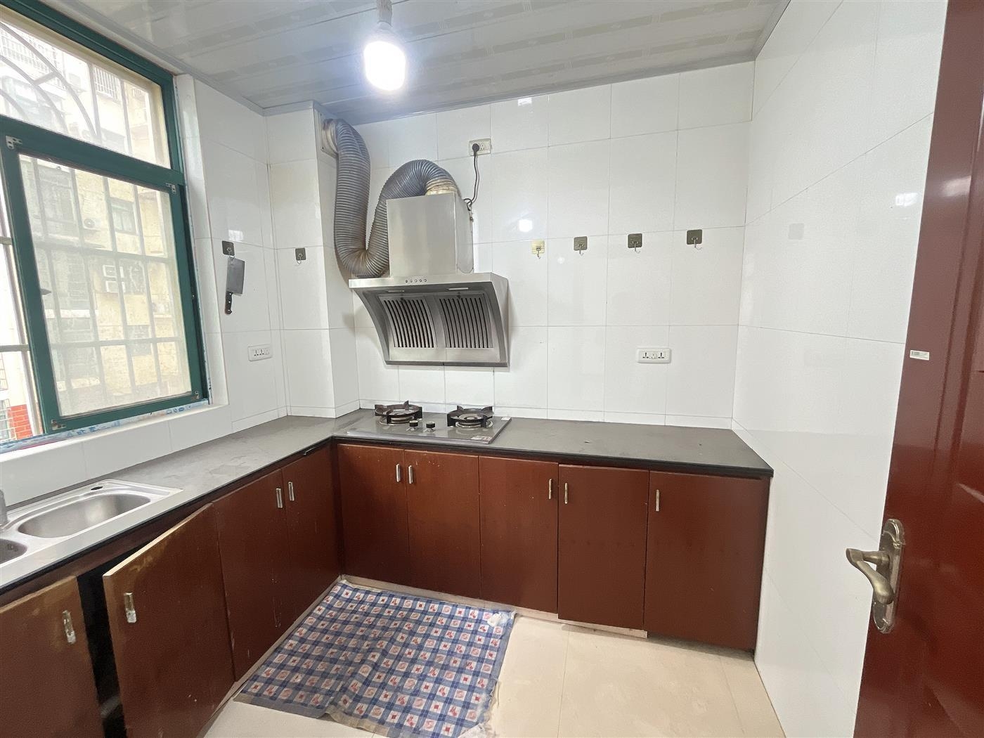 二中斜对面金江锦绣园楼梯房，2楼，三室两厅两卫，134.64平，可以过户，业主急售，看房电话18307150819