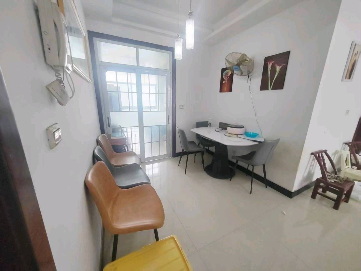 郡都小区小高层电梯·精装修三居室·诚意出租1400/月