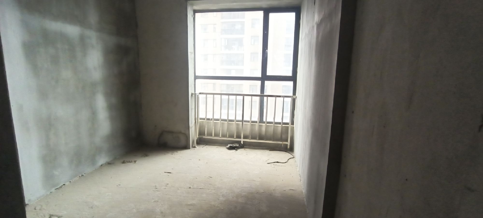 众城国际二期·毛坯房95平方·三房两厅·急售：29万不议价