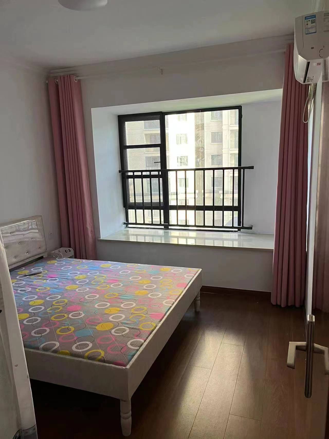 秀蘭御府·精裝修三房·干凈整潔·拎包入住·租1300/月