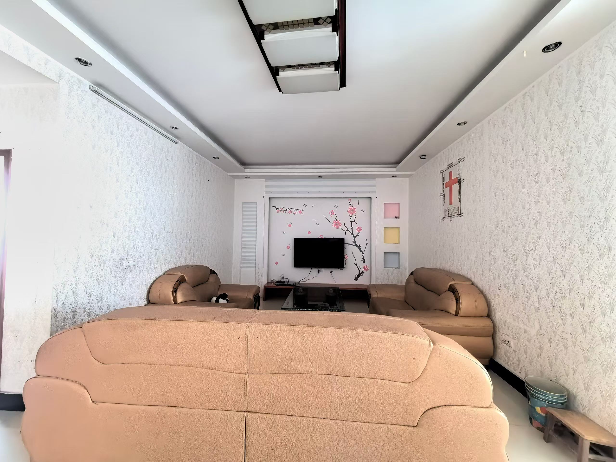 新街口摩托车市场3楼，3房，1200一个月，诚意出租，看房电话18307150819