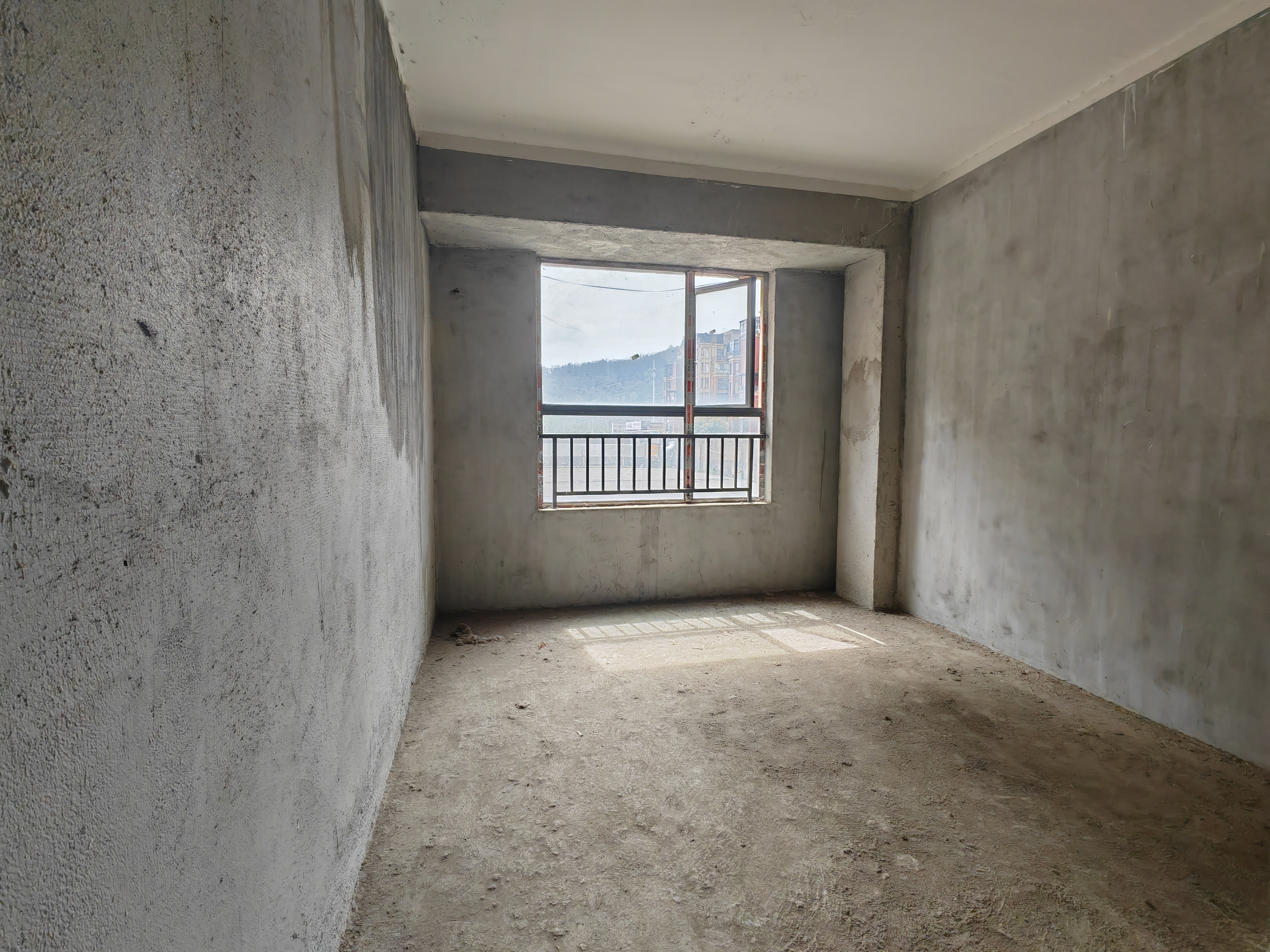 鹏成新都会带两个超大平台，四室两厅两卫，49万，急售，证件齐全，看房电话18307150819