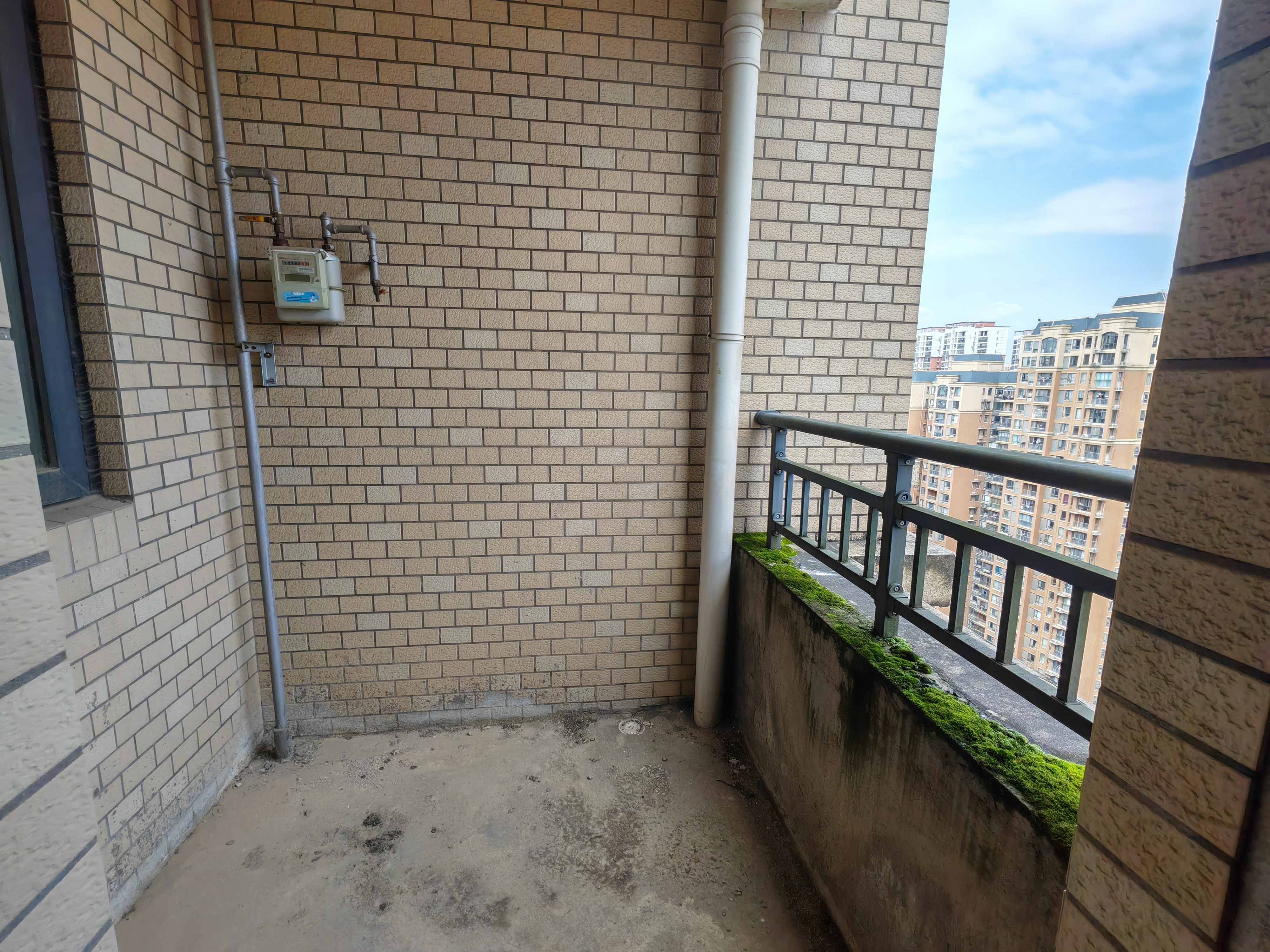 捡漏啦，塞纳河畔3345一平，三室两厅两卫，业主诚意出售