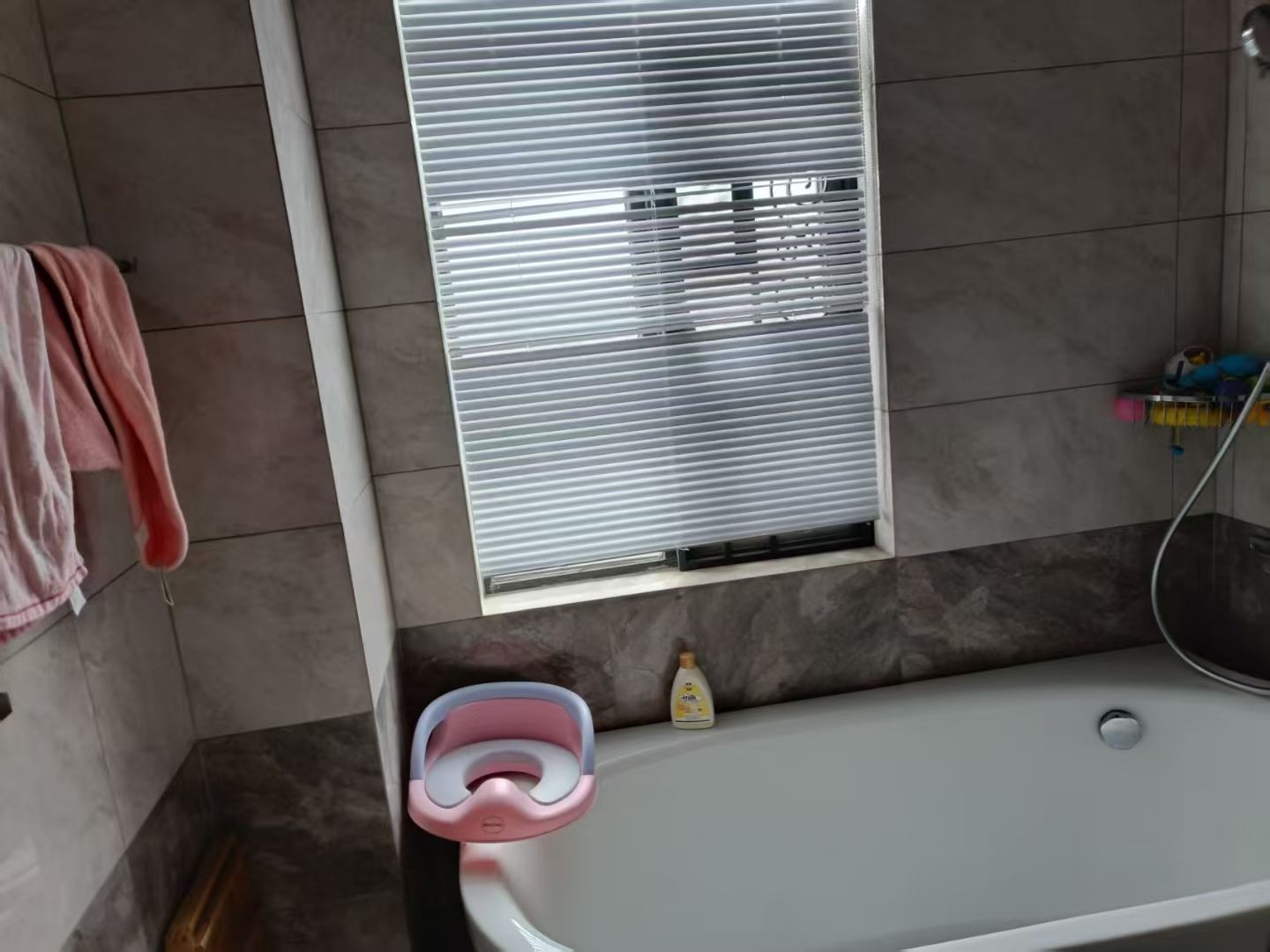 领秀城·134平方·三房两厅两位·带品牌家电家私出售：报价65万