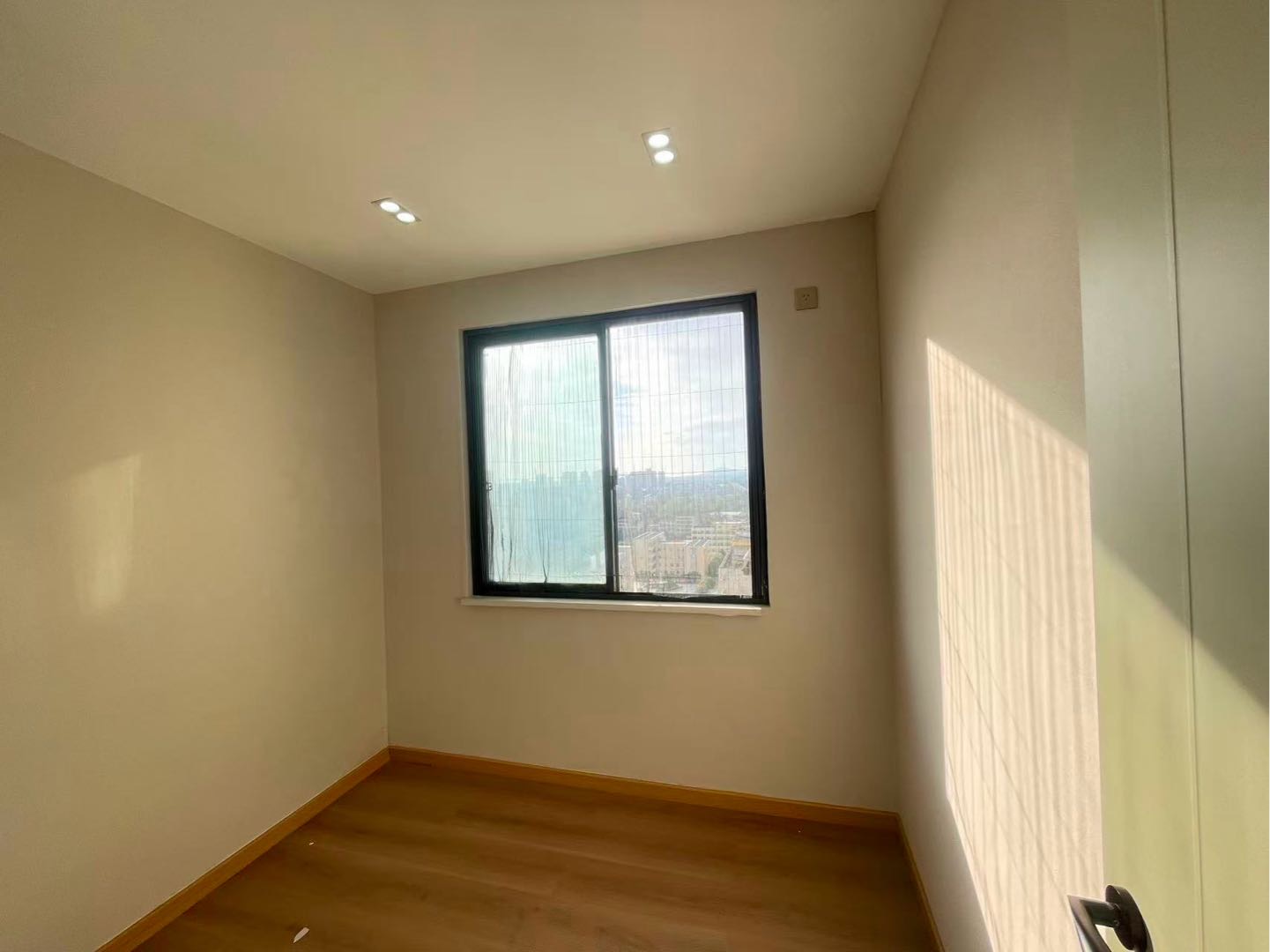 北站铜锣湾，3室2厅，全新精装修。拎包入住，价格美丽39.8万