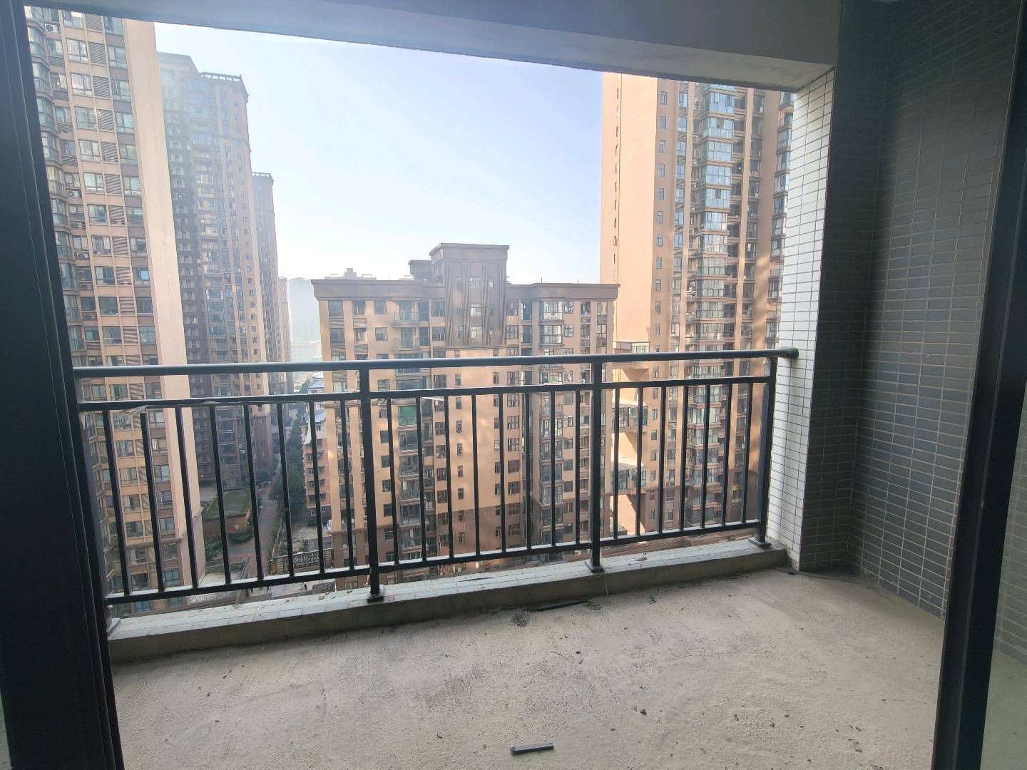 雍景新城98平·3室2厅2卫·好楼层毛坯房42万·证齐银行不欠贷款