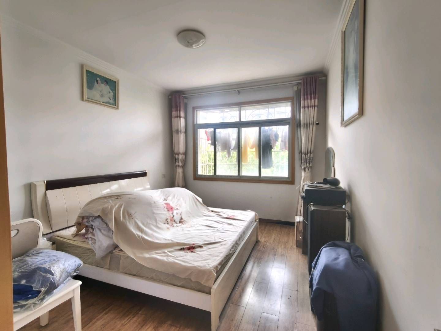 金鑫小区·124平方·三房两厅·步梯4楼·报价：32万·证件齐全