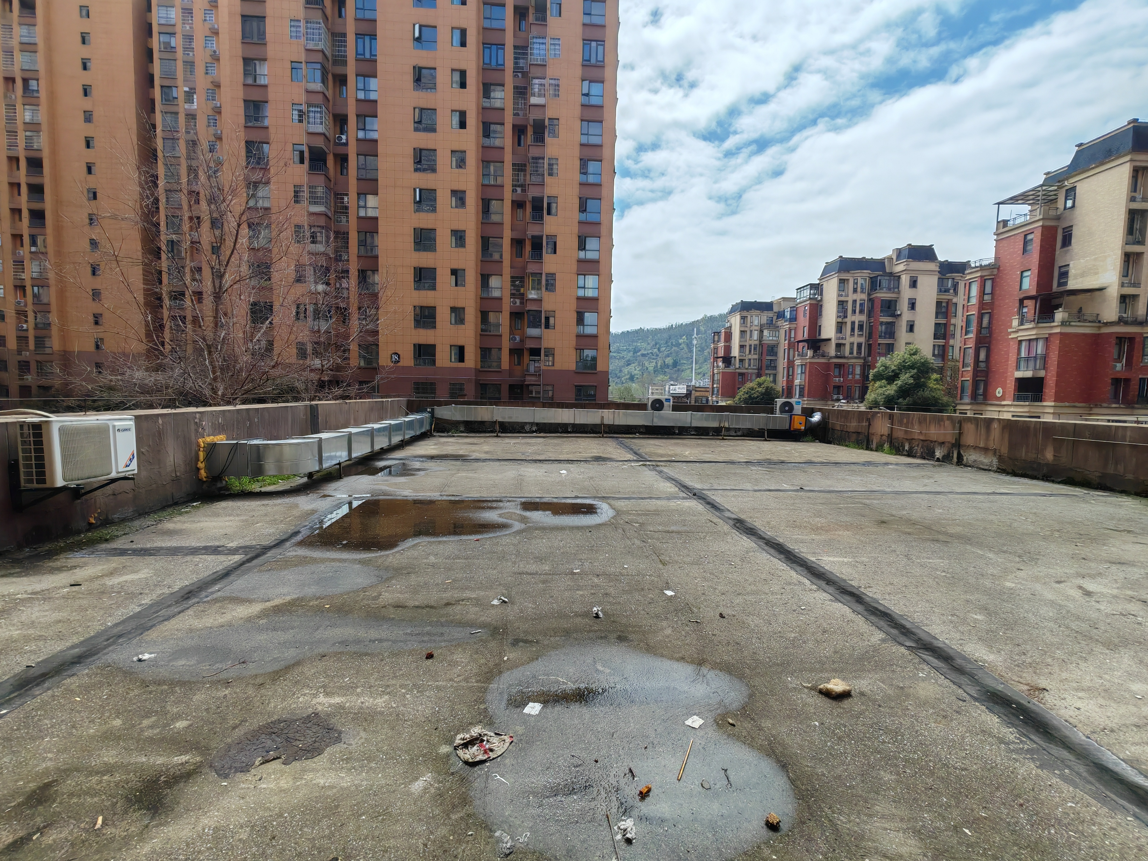 鹏成新都会带两个超大平台，四室两厅两卫，49万，急售，证件齐全，看房电话18307150819