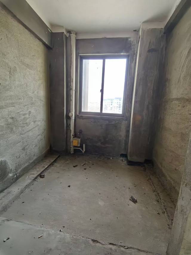 润园99平，可做3室，带地下车位一个，户子是边户，南北双阳台，售价35个，看房有钥匙15571531963