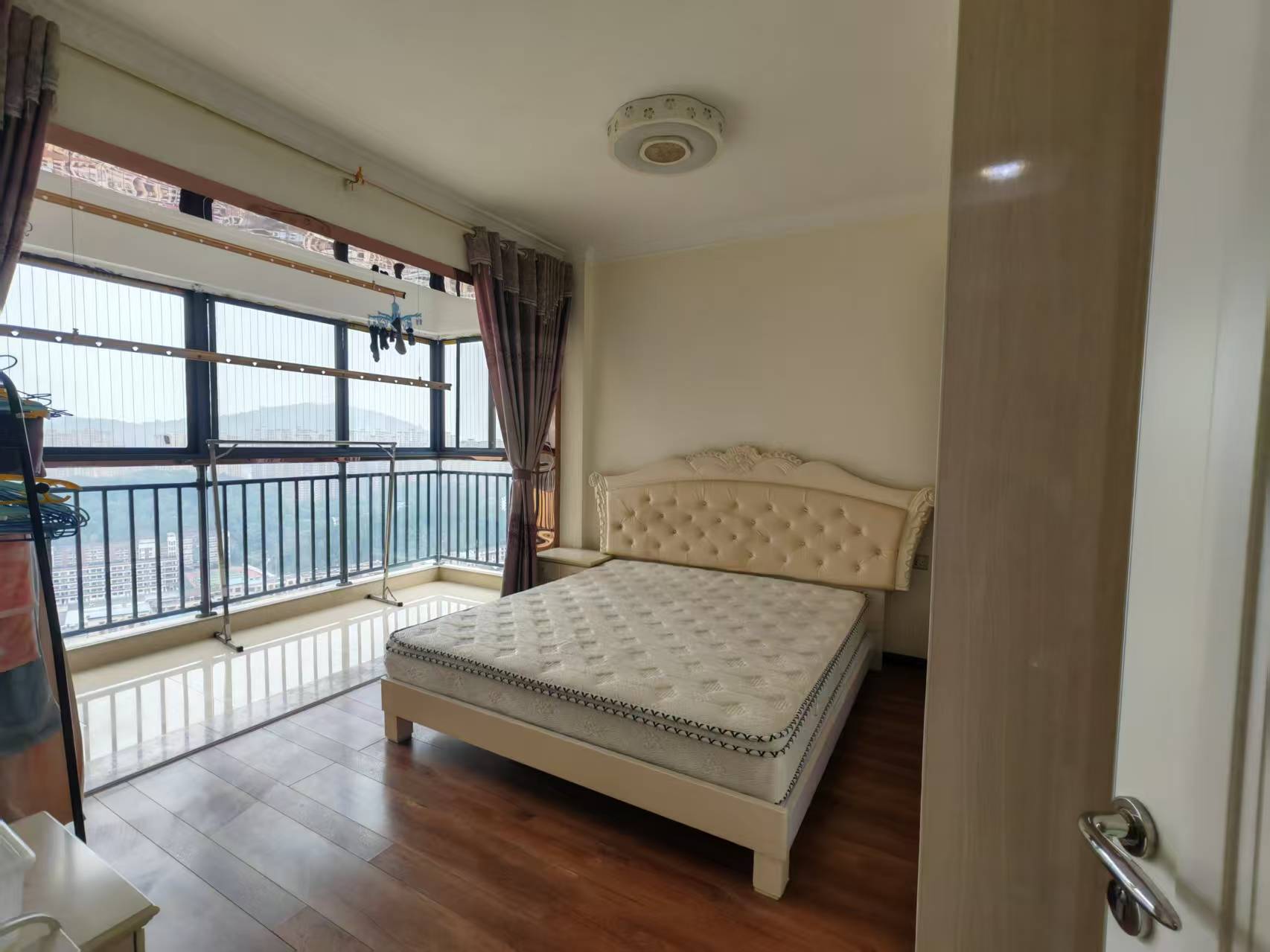 领秀城大三室两厅，138平，55万，五小五中，有证，看房电话18307150819