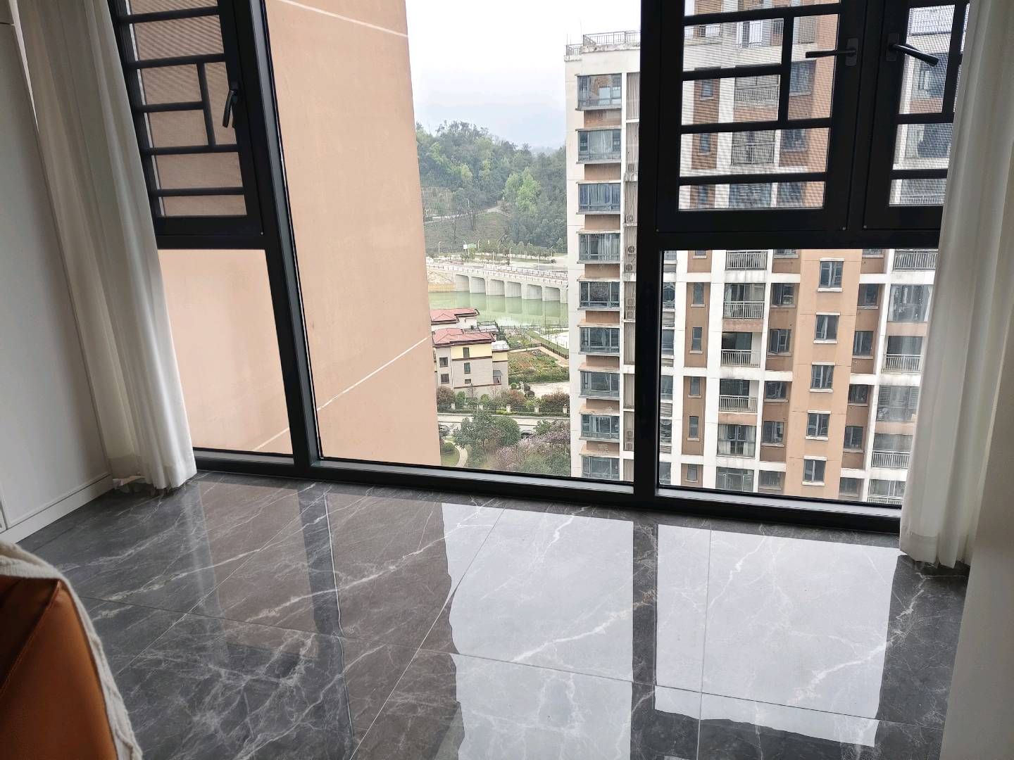 翡翠湾全新装修婚房，南北通透小高层，业主诚意卖售68万
