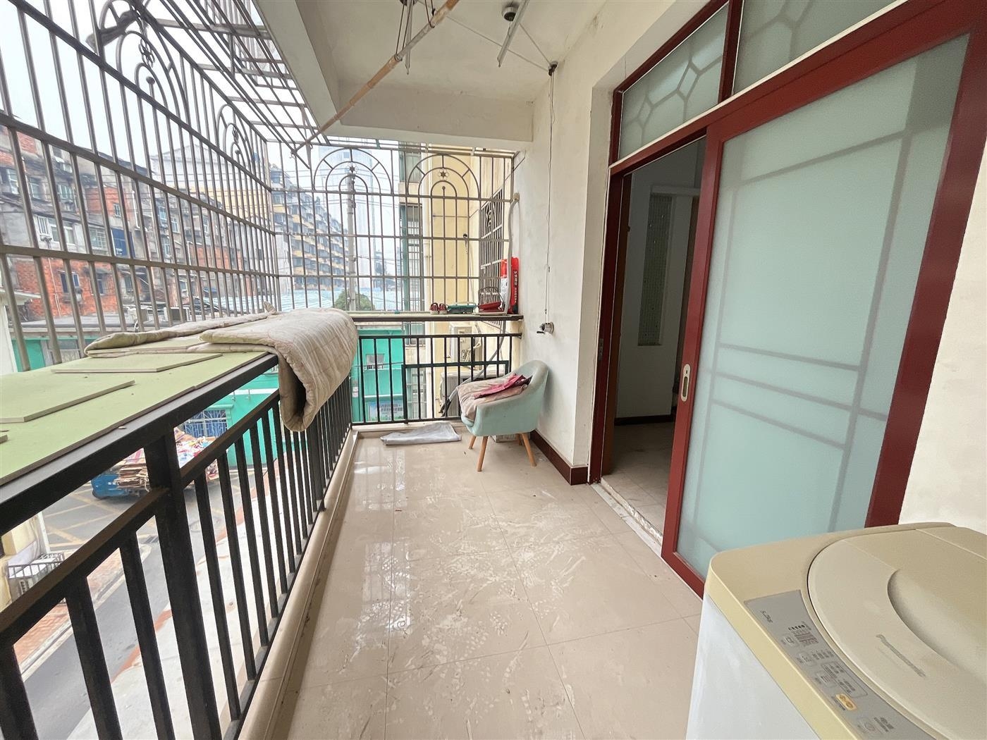 二中斜对面金江锦绣园楼梯房，2楼，三室两厅两卫，134.64平，可以过户，业主急售，看房电话18307150819